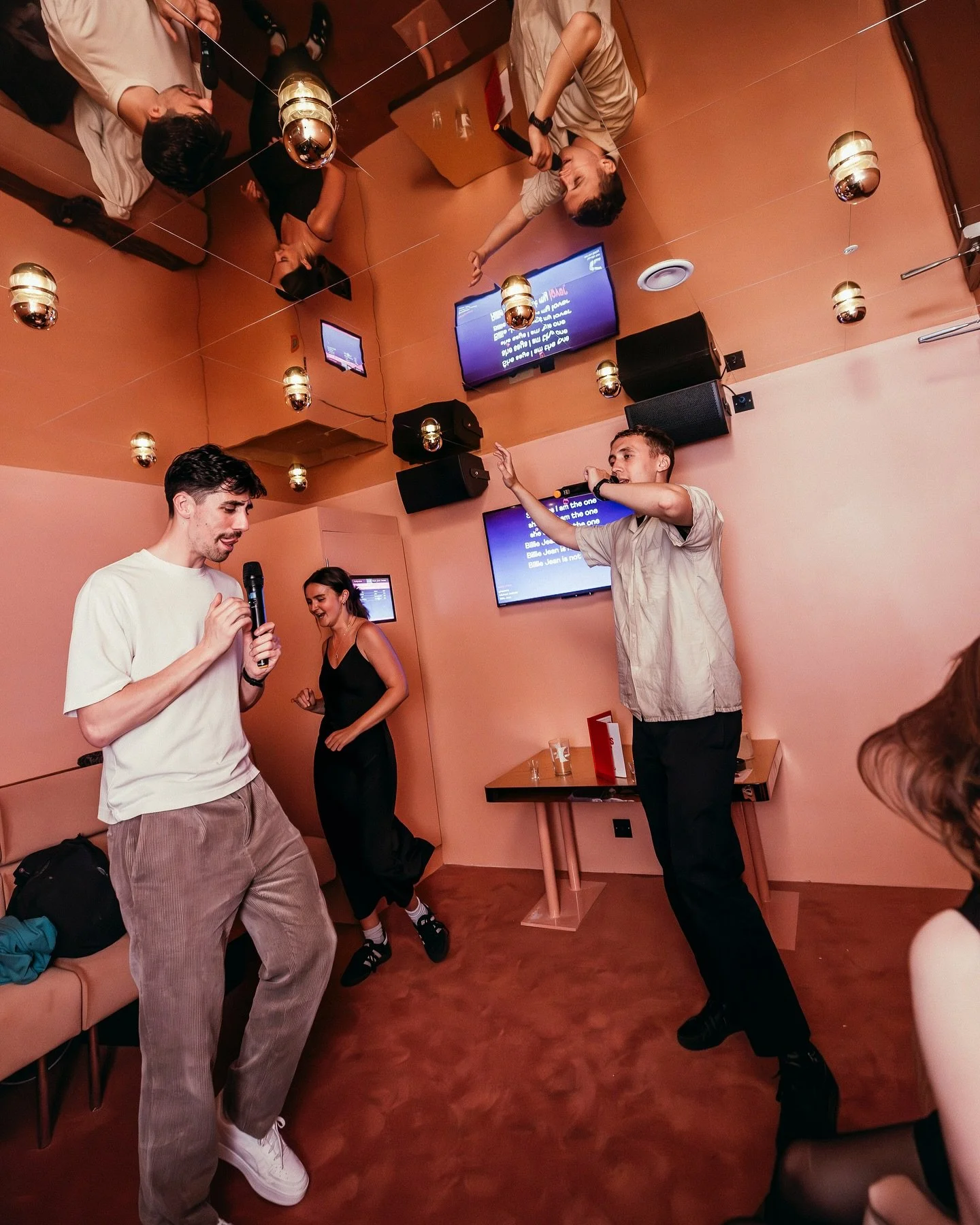 Are you looking to boost your bar or pub entertainment?🤩
Karaoke may be the game-changer your venue needs.
Whether you’re a pub, bar, or entertainment space - karaoke nights can drive foot traffic, increase dwell time, and keep the drinks fl