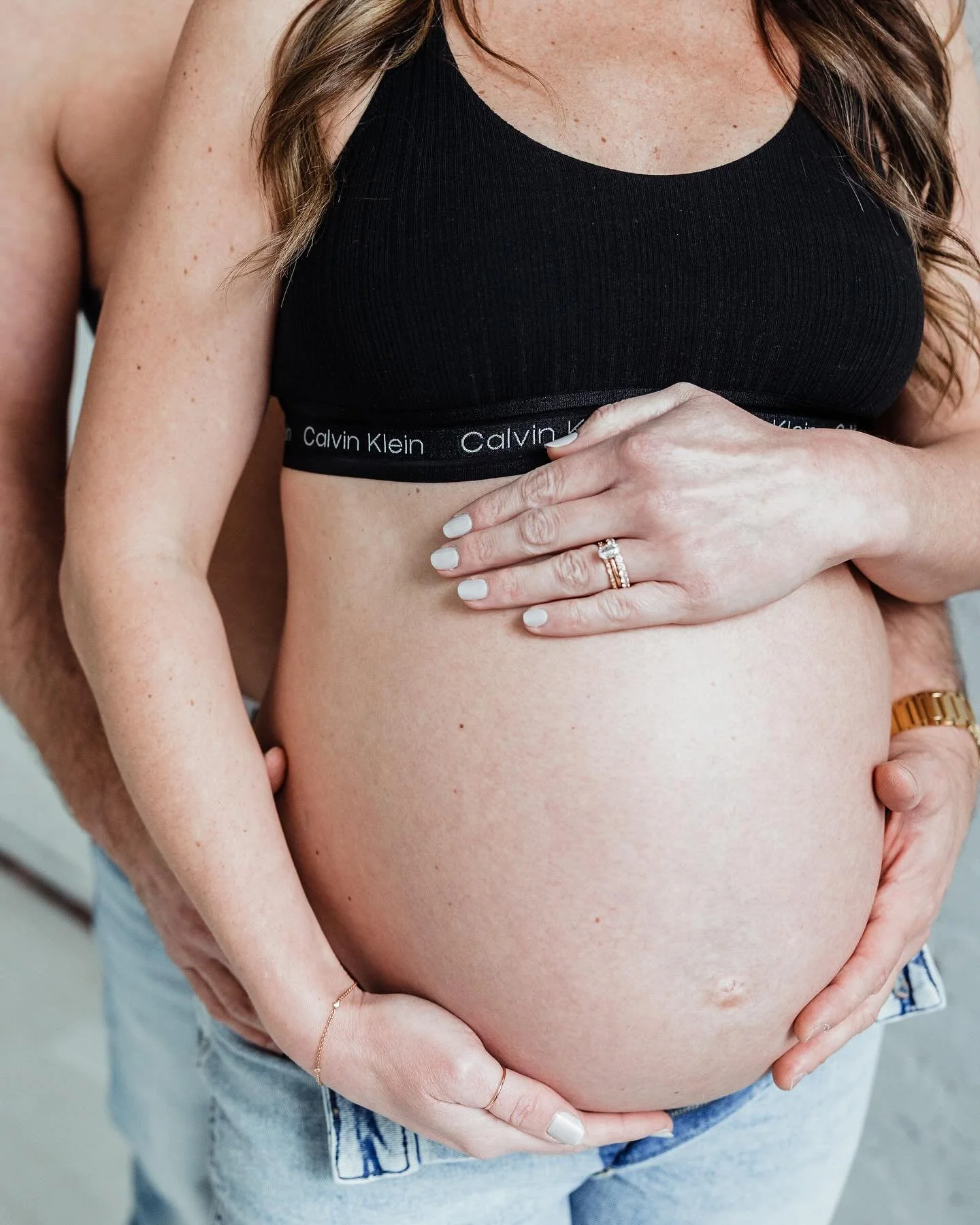 📷 @tommyandtreyphotography 
So many beautiful bumps at the studio lately 🤰🏻