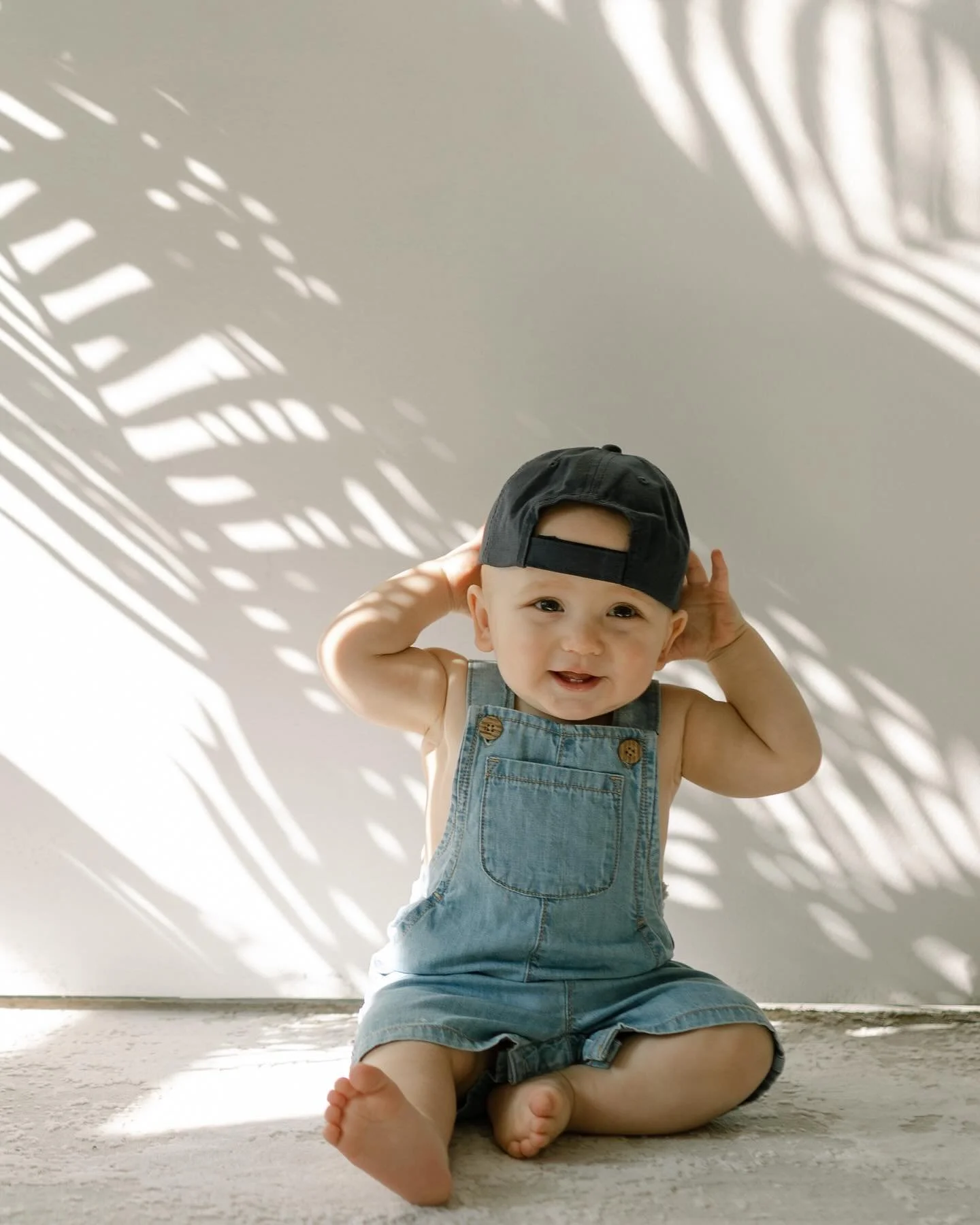@gracefirstphoto_ working those dreamy shadows! This first pic was taken on the 3rd floor with just natural window light, a plant, and our rolling backdrop wall🪴 It&rsquo;s definitely giving summer vibes!