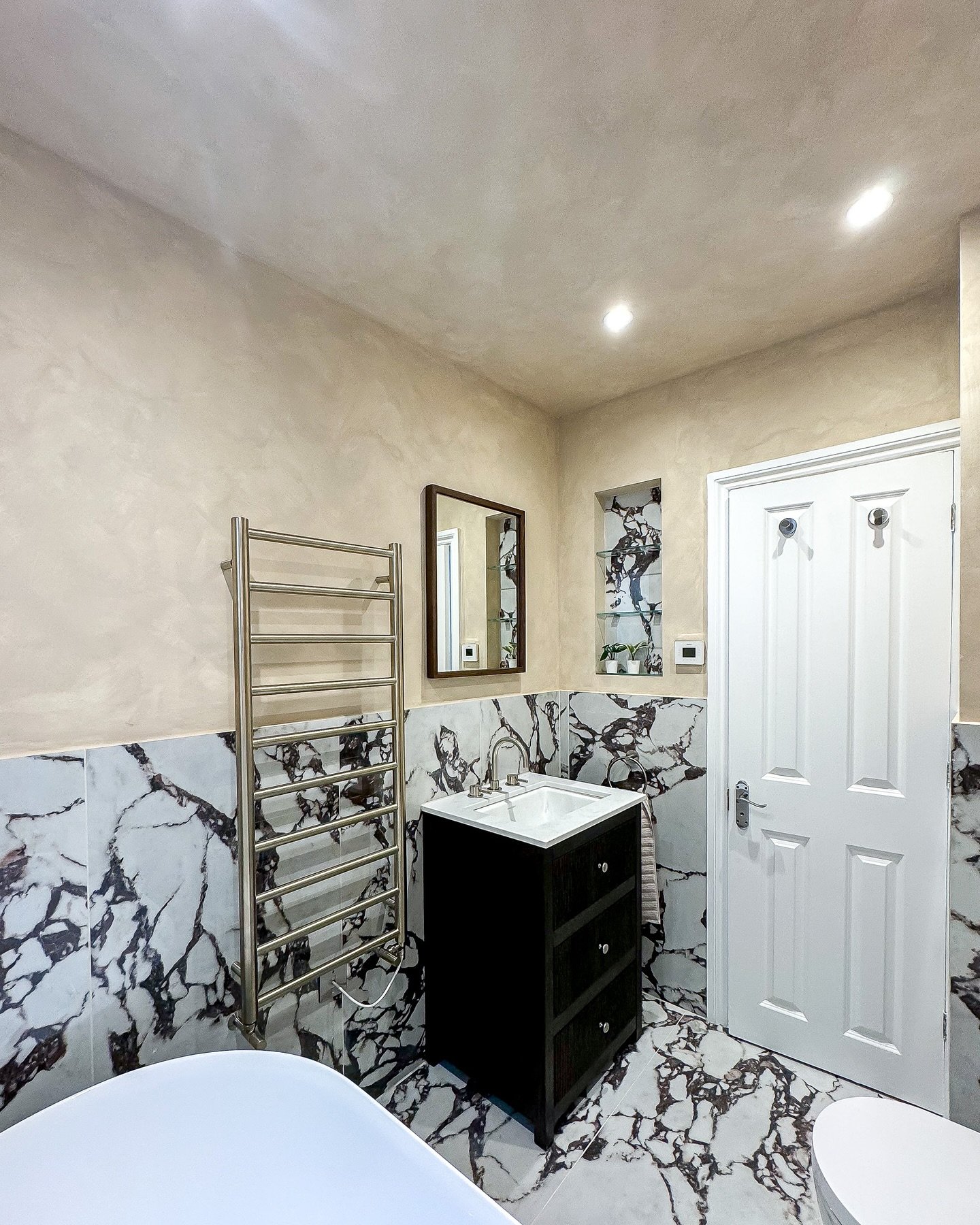 Complete Service Master Bathroom 😍

&mdash;&mdash;

Evoking a classic Italian marble, the wine-red veining of Savoy creates unparalleled elegance and sophistication with its high gloss finish- pairing beautifully with brushed nickel brassware.

&mda