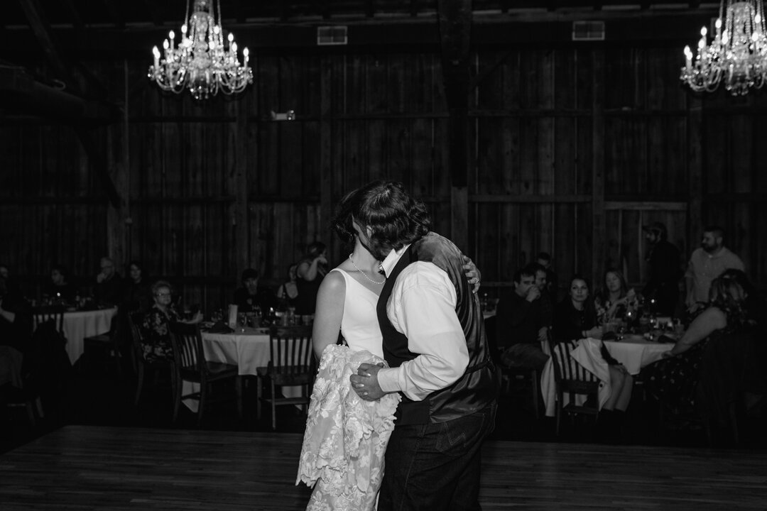 Newlyweds soaking in their first dance as Mr. &amp; Mrs.❤️

.
.
.

Second shot for the lovey @dyeandstutzmanphotographyllc !!