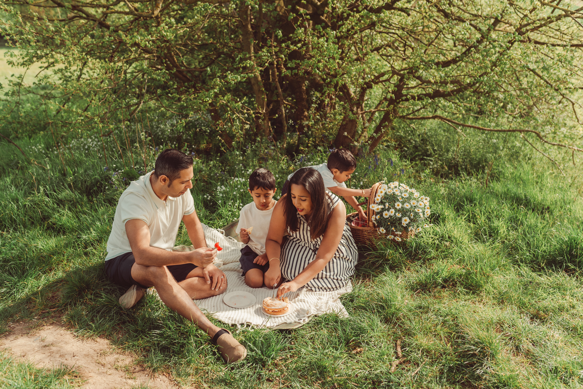 Jenna-Marshall-Photography-outdoor-family-photoshoot.png