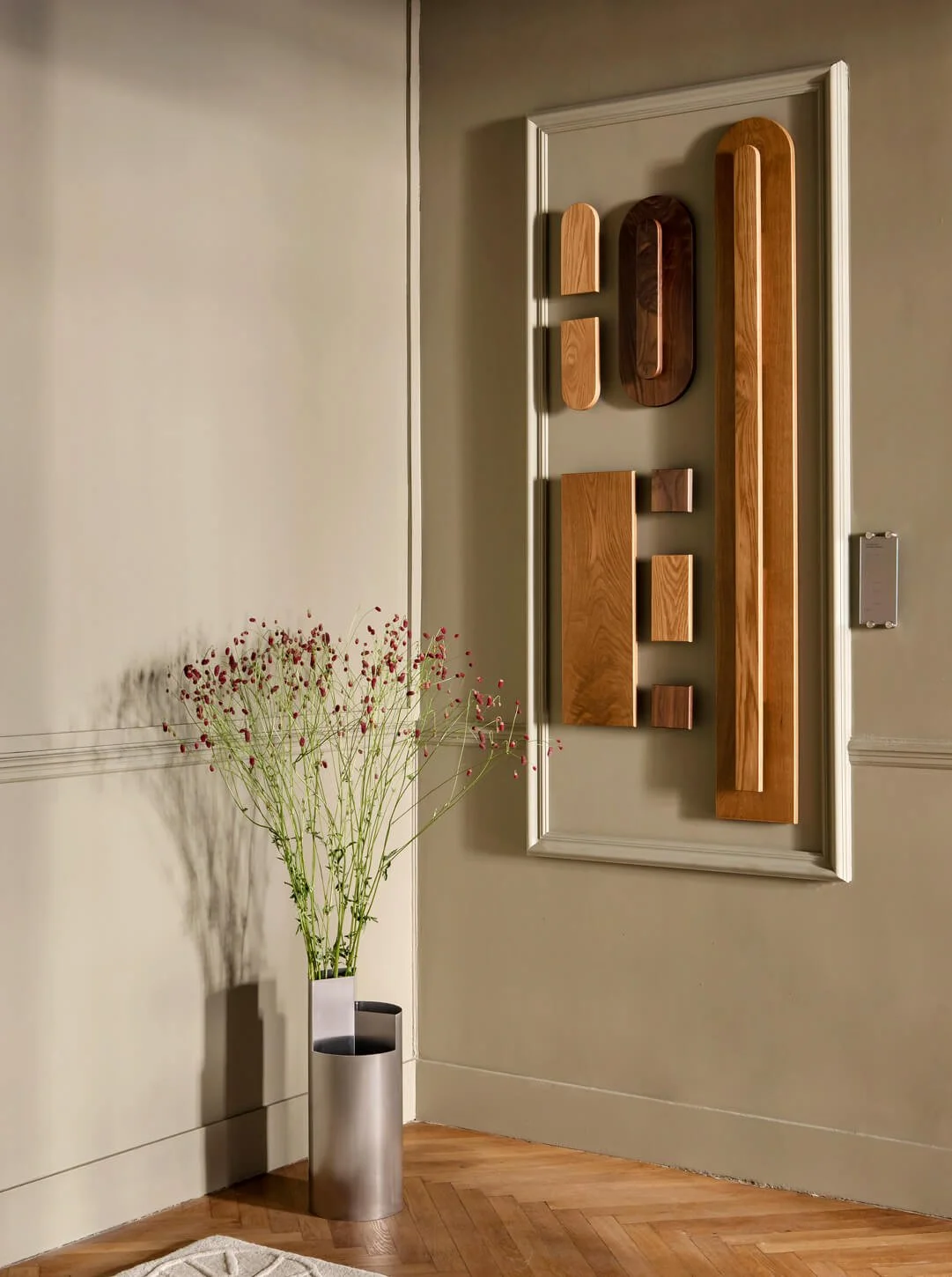 Showroom Plum Living, Signalétique, Scénographie, présentation produits, poignées, échantillons couleurs.