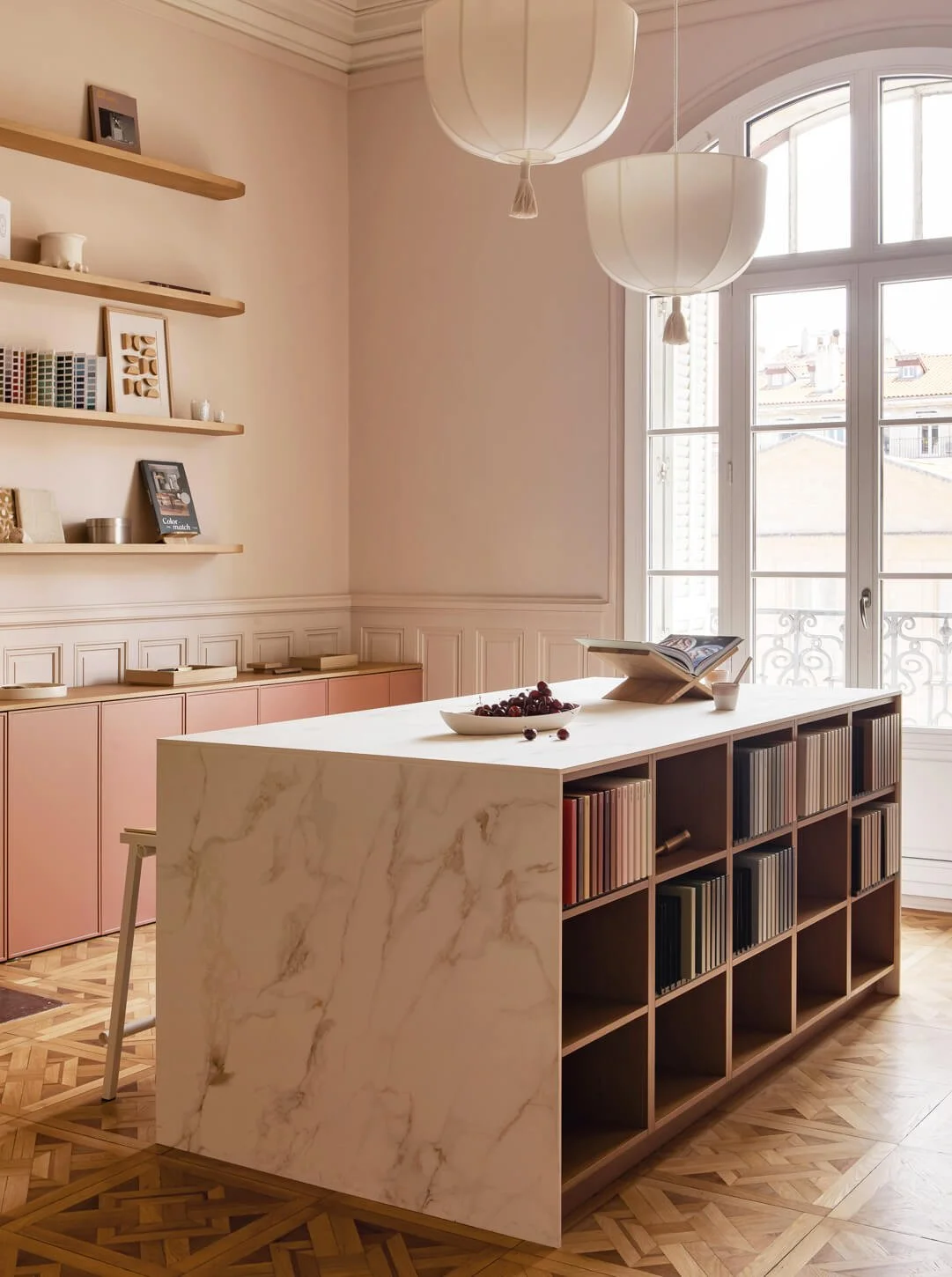 Showroom Plum Living, Signalétique, Scénographie, présentation produits, poignées, échantillons couleurs.