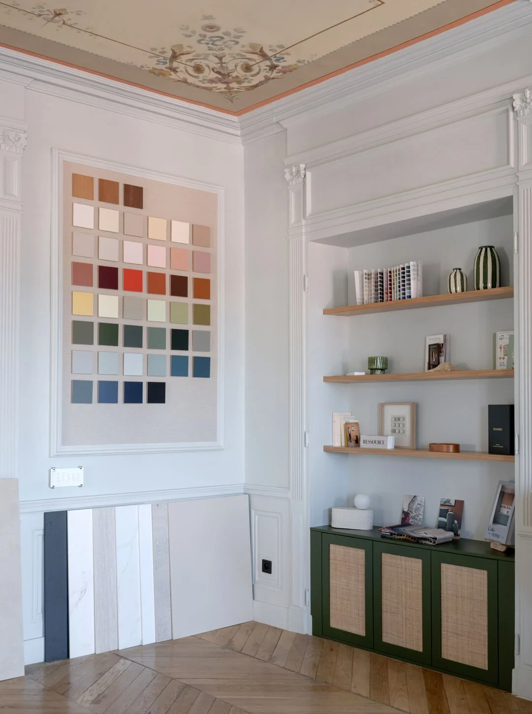 Showroom Plum Living, Signalétique, Scénographie, présentation produits, poignées, échantillons couleurs.