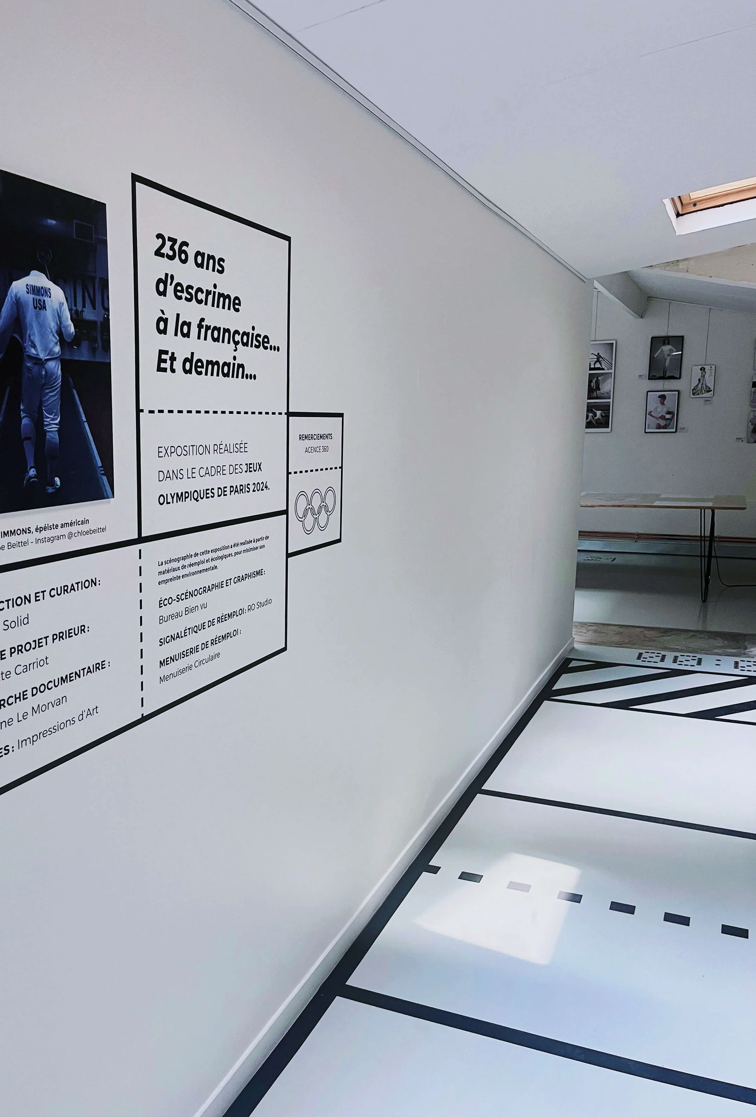Panneau d'exposition dans un espace d'art avec texte en français et le logo des Jeux Olympiques de Paris 2024.