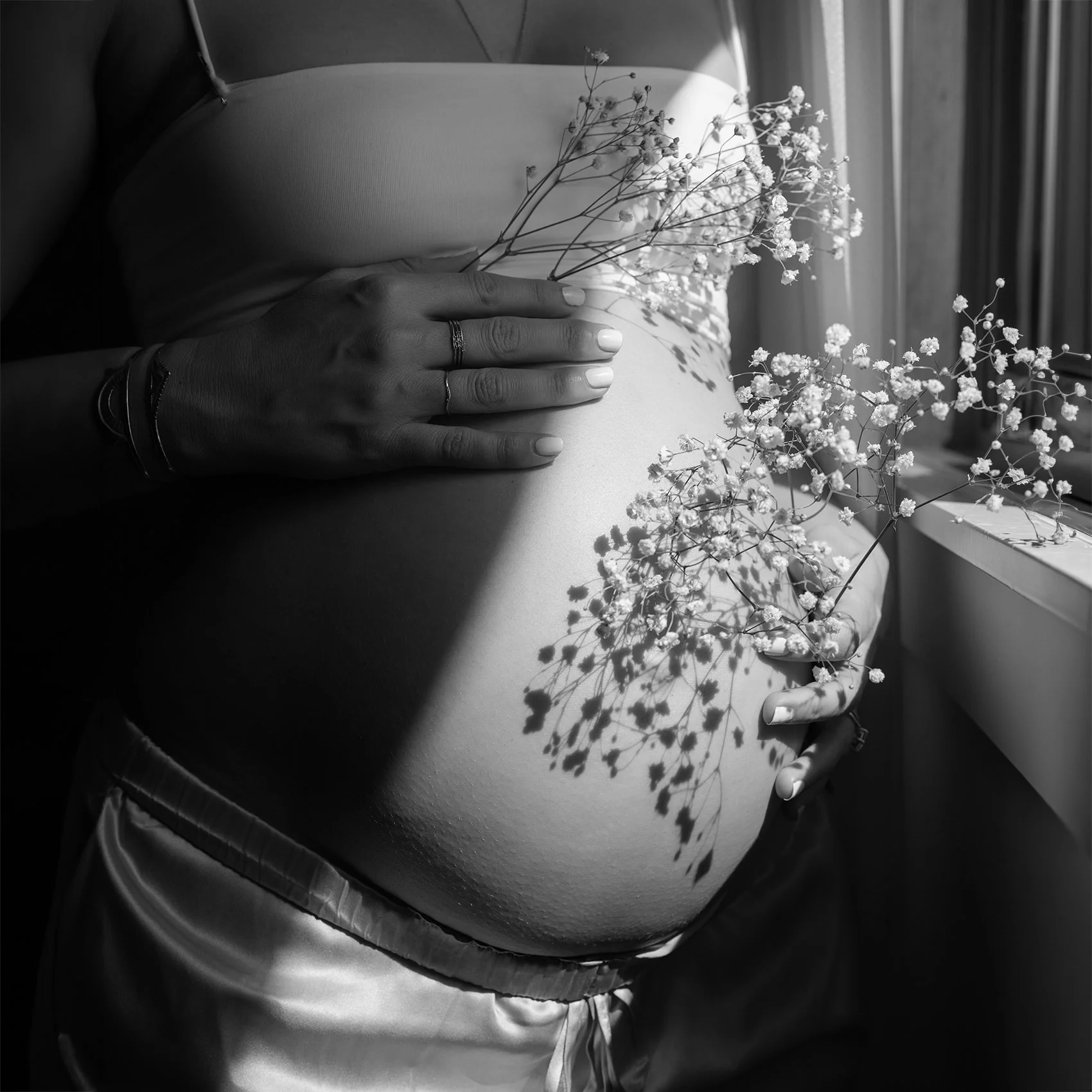 lifestyle natural maternity portraits near me in Bellevue