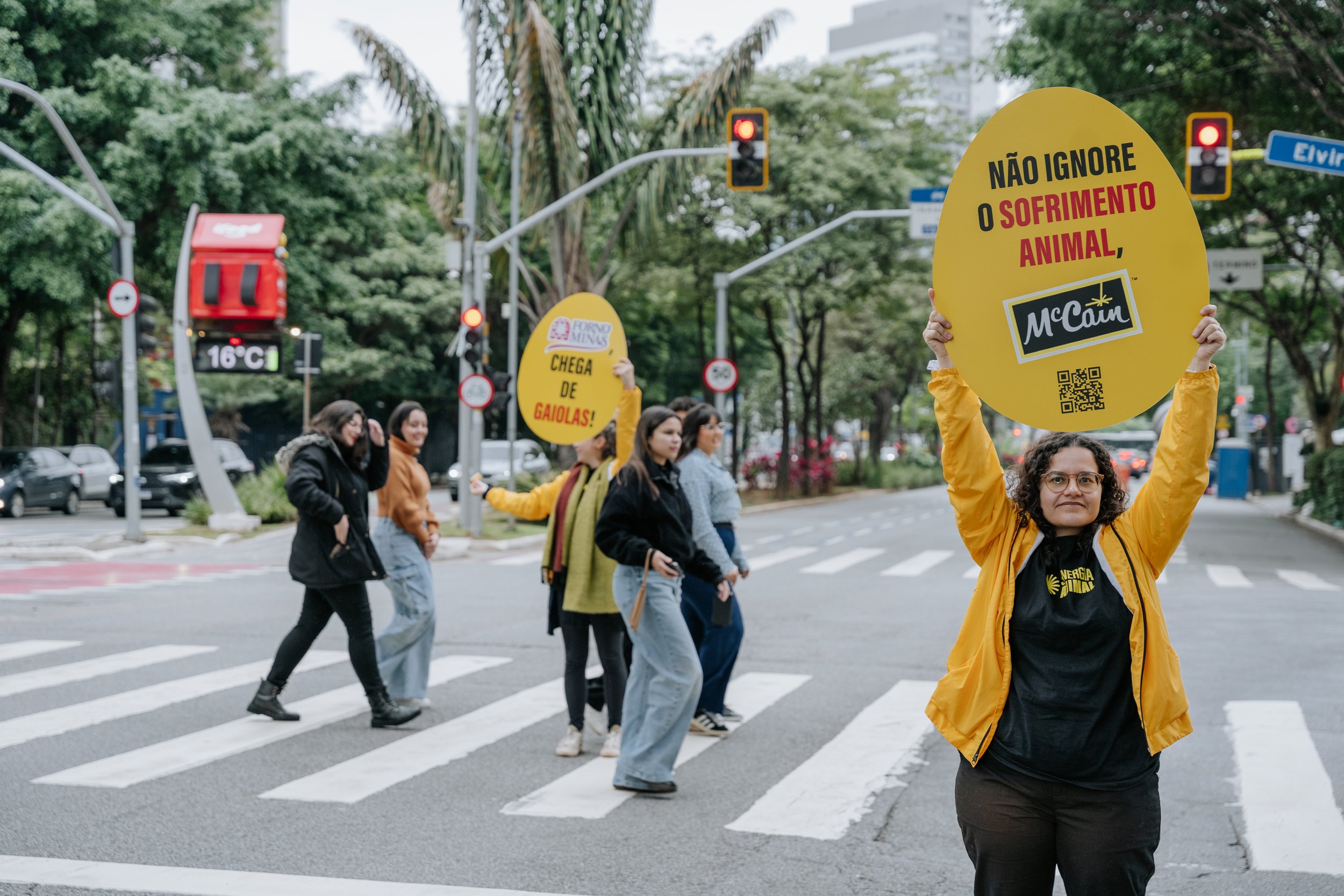 McCain reports achieving global cage-free commitment while delaying Brazilian subsidiary's target until 2030; public campaign in São Paulo calls for consistency
