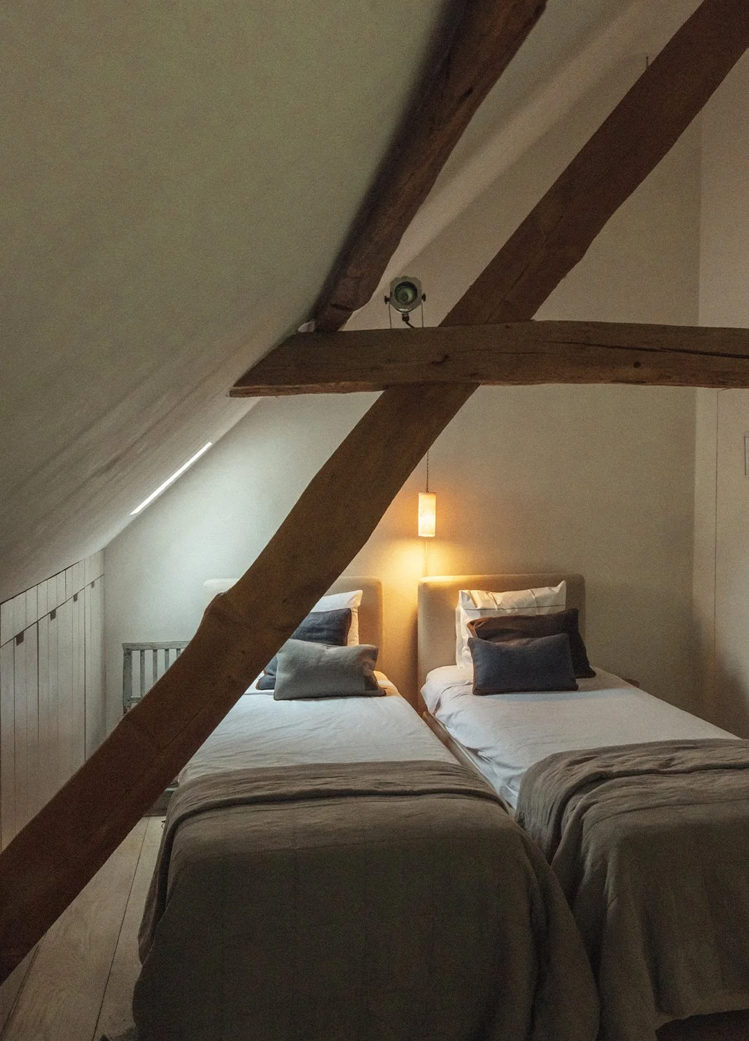 Moka-en-vanille-boutique-rental-room-01-double-room-single-beds.jpg