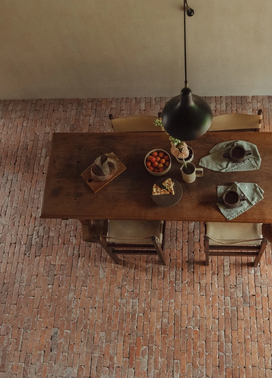 Moka-en-vanille-boutique-rental-dining-space.jpg