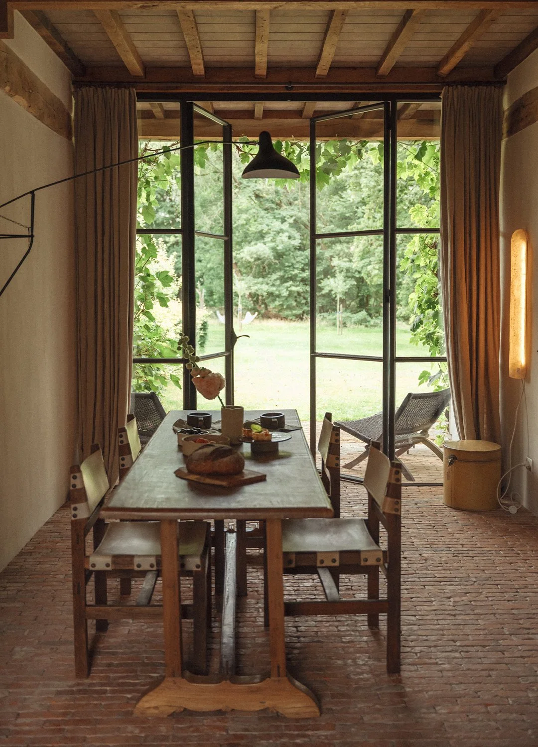 Moka-en-vanille-boutique-rental-dining-room.jpg