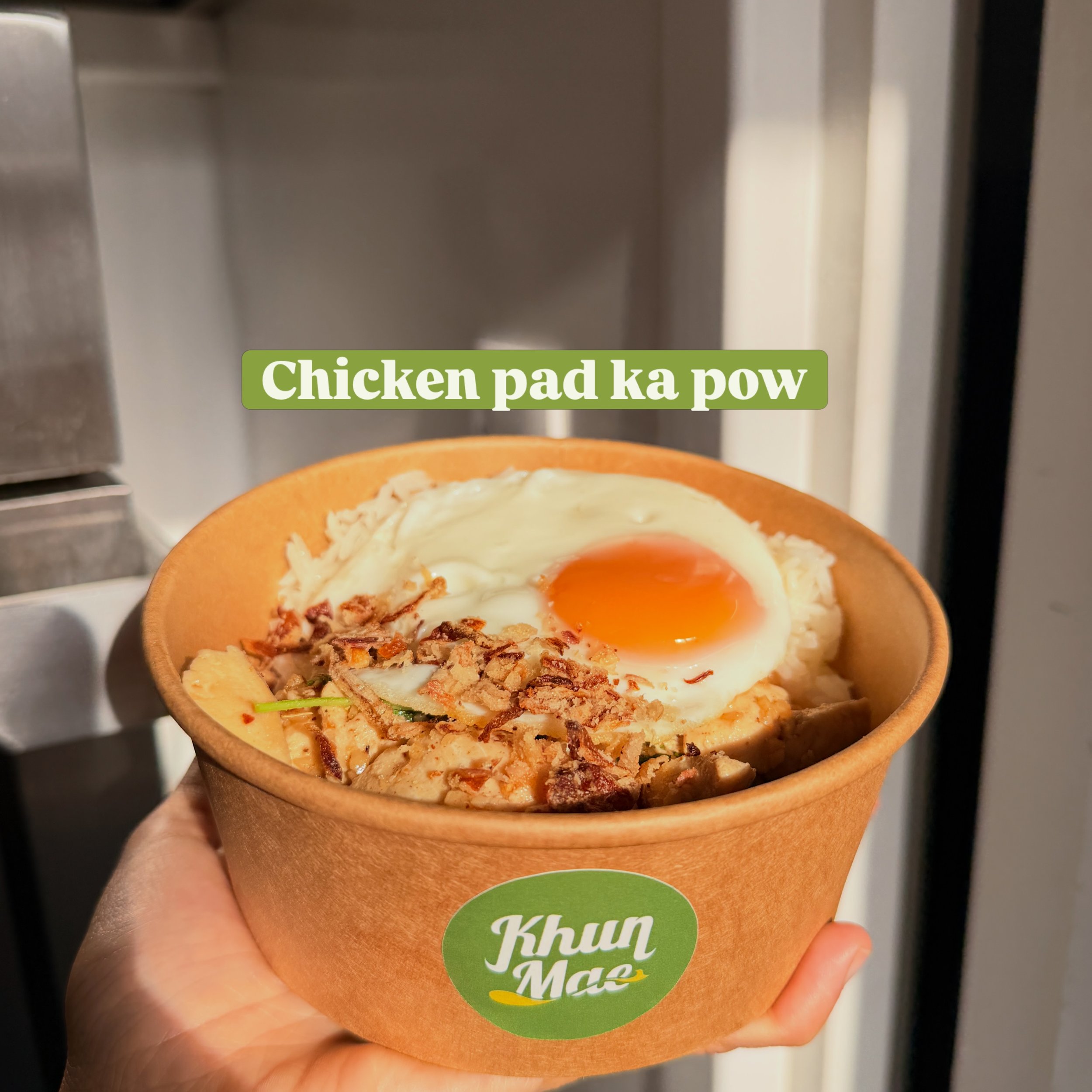 Golden hour and comfort in a bowl ☀️🍳✨

#khunmaethaikitchen #khunmaeonwheels #thaifoodcotswolds #thaifoodlover #northleachfood