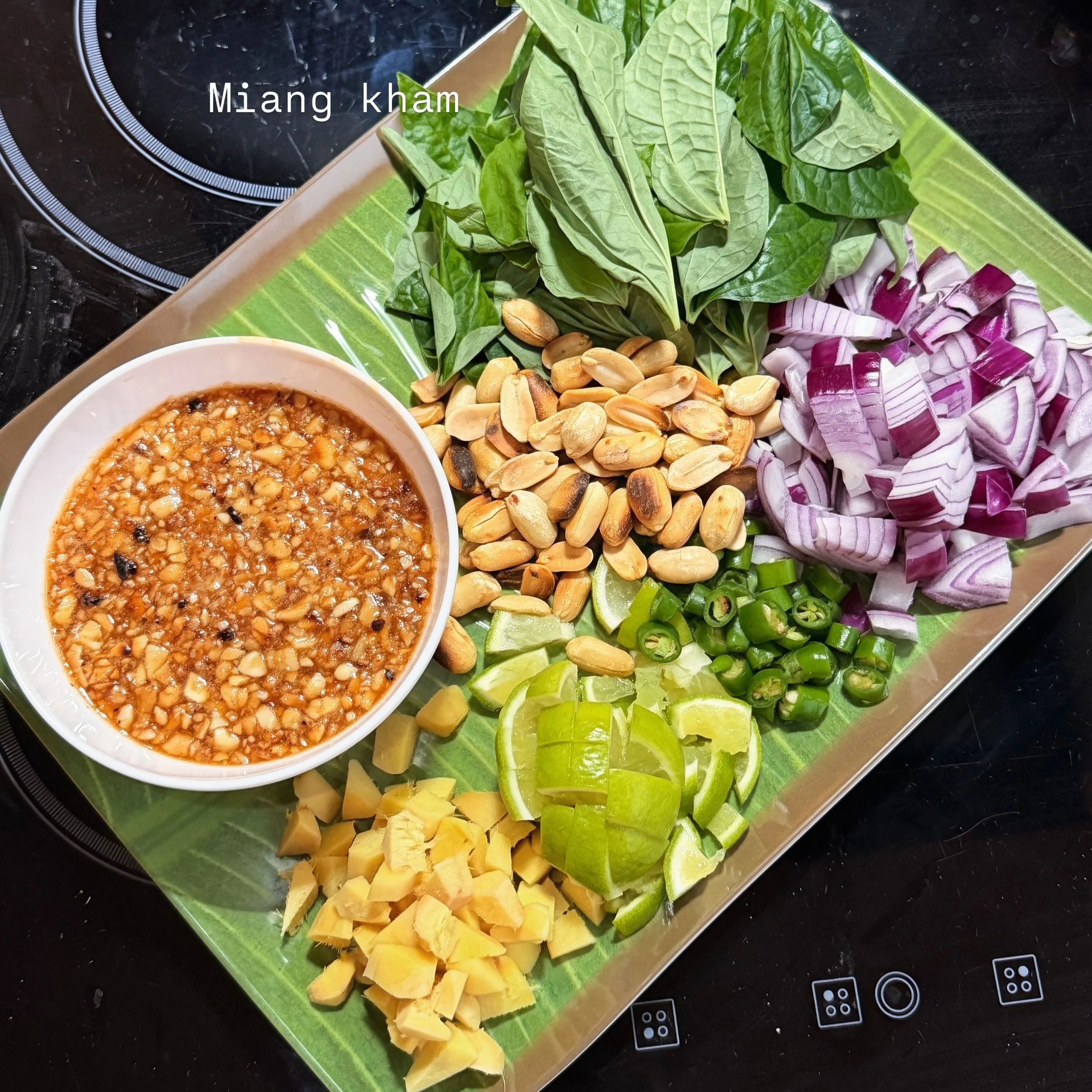 👩&zwj;🍳one bite wrap !?? 🍁 

Make a sauce from scratch using palm sugar , shrimp paste , fish sauce ,ground toasted peanuts  and ground toasted coconut! 🥥 

Can&rsquo;t find a good dried shrimp 🍤
But it&rsquo;s still packed with flavours 😜
Cha 
