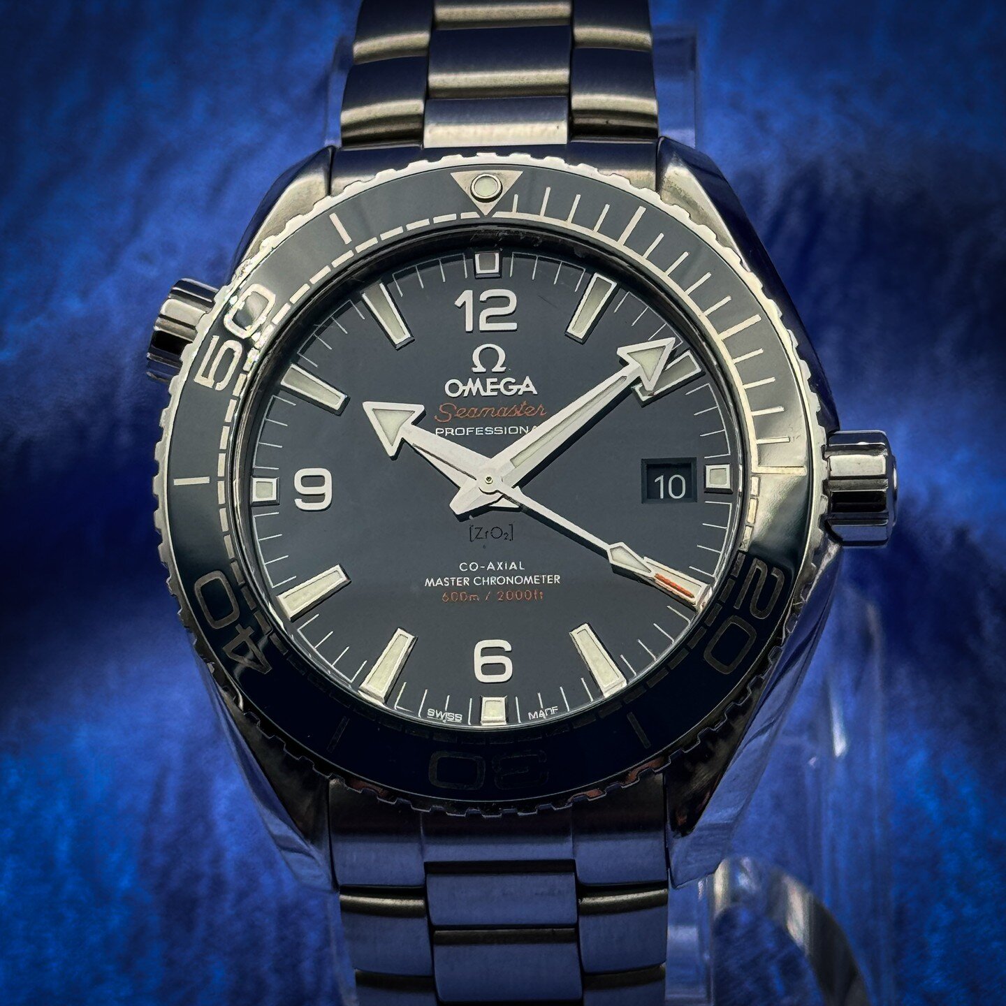 The OMEGA Seamaster, a luxurious men's wristwatch that exudes style and sophistication. The Seamaster is a tried and true design in the Omega lineup that was first introduced in 1948. This Swiss-made timepiece features a unidirectional rotating bezel