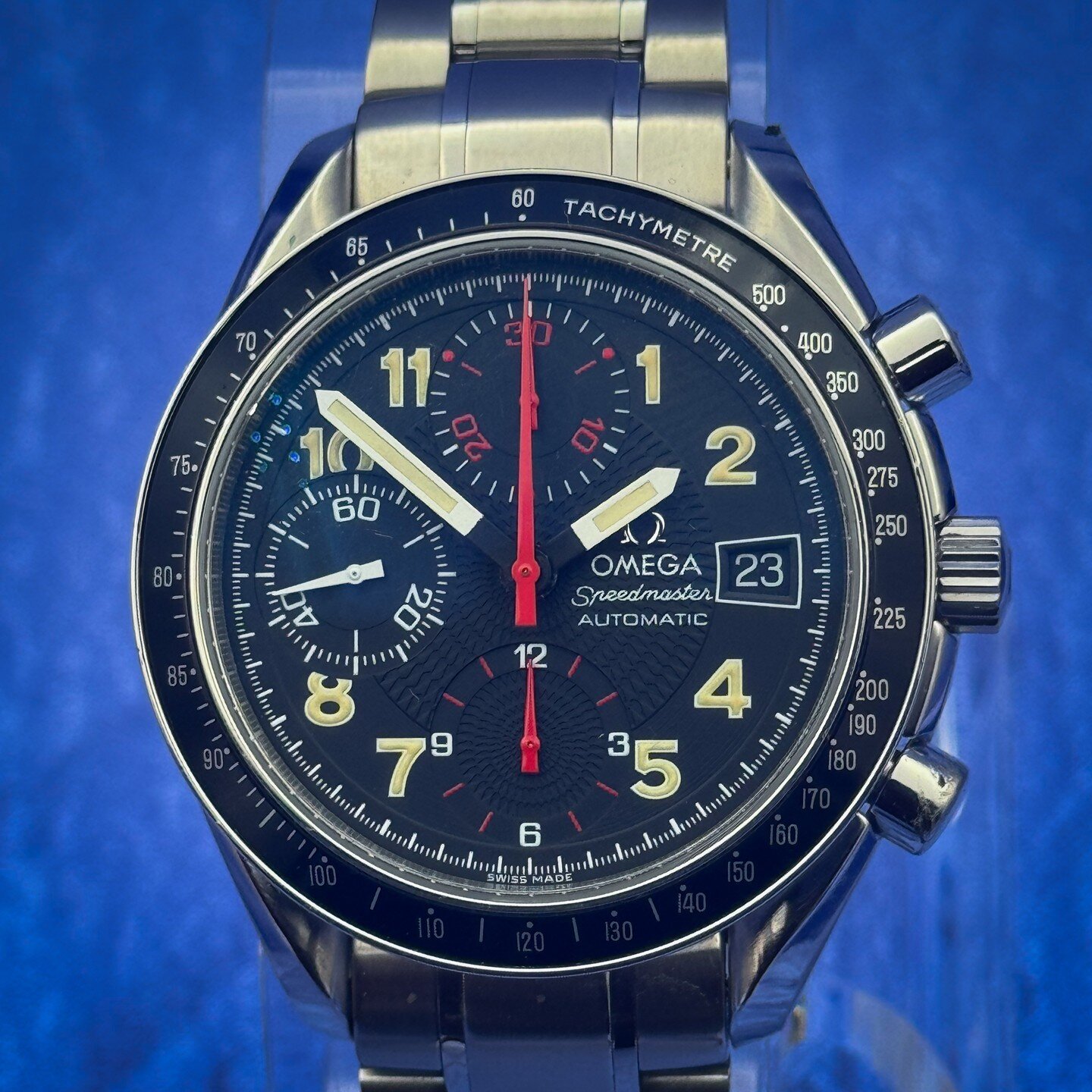 The Omega Speedmaster is one of Omega's iconic watches. While most people know the speedster for the Moon watch, The reduced Speedmaster is is a 39mm version of it's big brother. The were many variations of the Speedmaster reduced but probably my fav