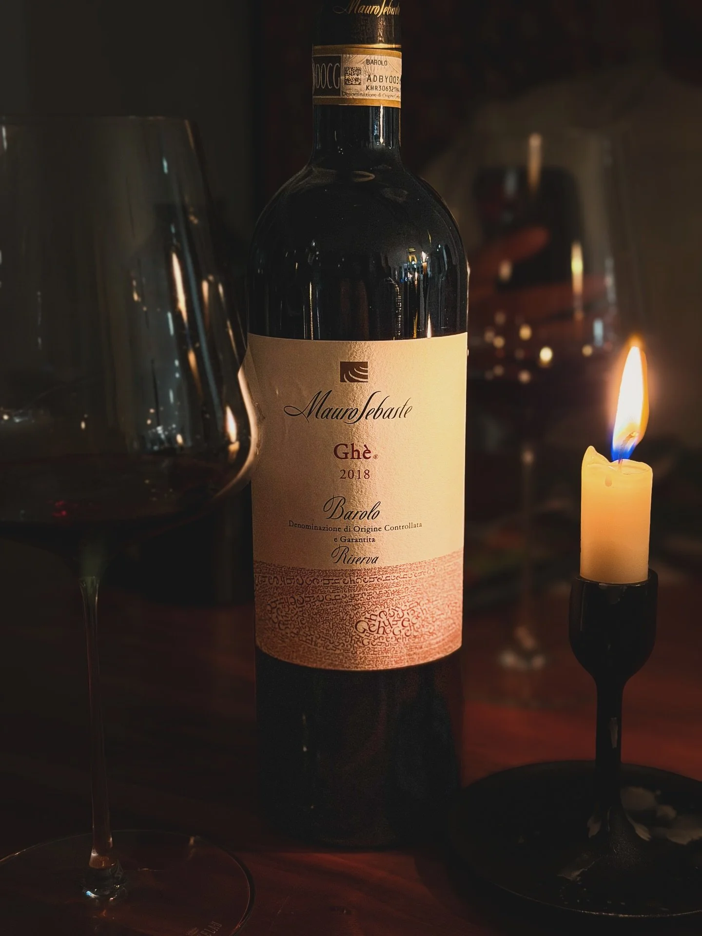 Au c&oelig;ur du Pi&eacute;mont, le Domaine Mauro Sebaste perp&eacute;tue depuis 1991 l&rsquo;h&eacute;ritage de Sylla Dogliani, surnomm&eacute;e la &ldquo;Dame des Langhe&rdquo;. Mauro, accompagn&eacute; de ses filles Sylla et Angelica, cultive avec