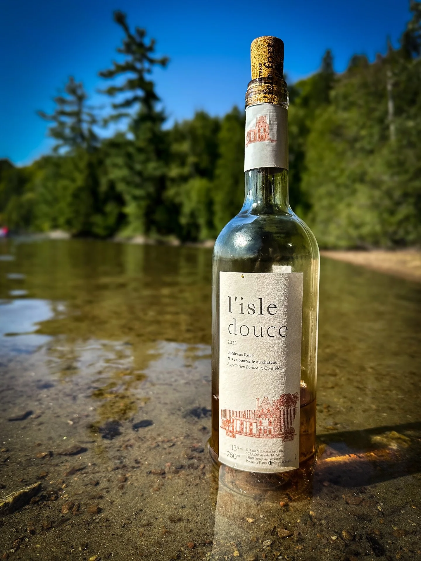 🌸 Fra&icirc;cheur. &Eacute;l&eacute;gance. Simplicit&eacute;.
Le ros&eacute; L&rsquo;&Icirc;le Douce 2023 du Ch&acirc;teau de l&rsquo;&Icirc;le-Fort est enfin arriv&eacute; chez William Wines.
Issu d&rsquo;un domaine bordelais en conversion biologiq