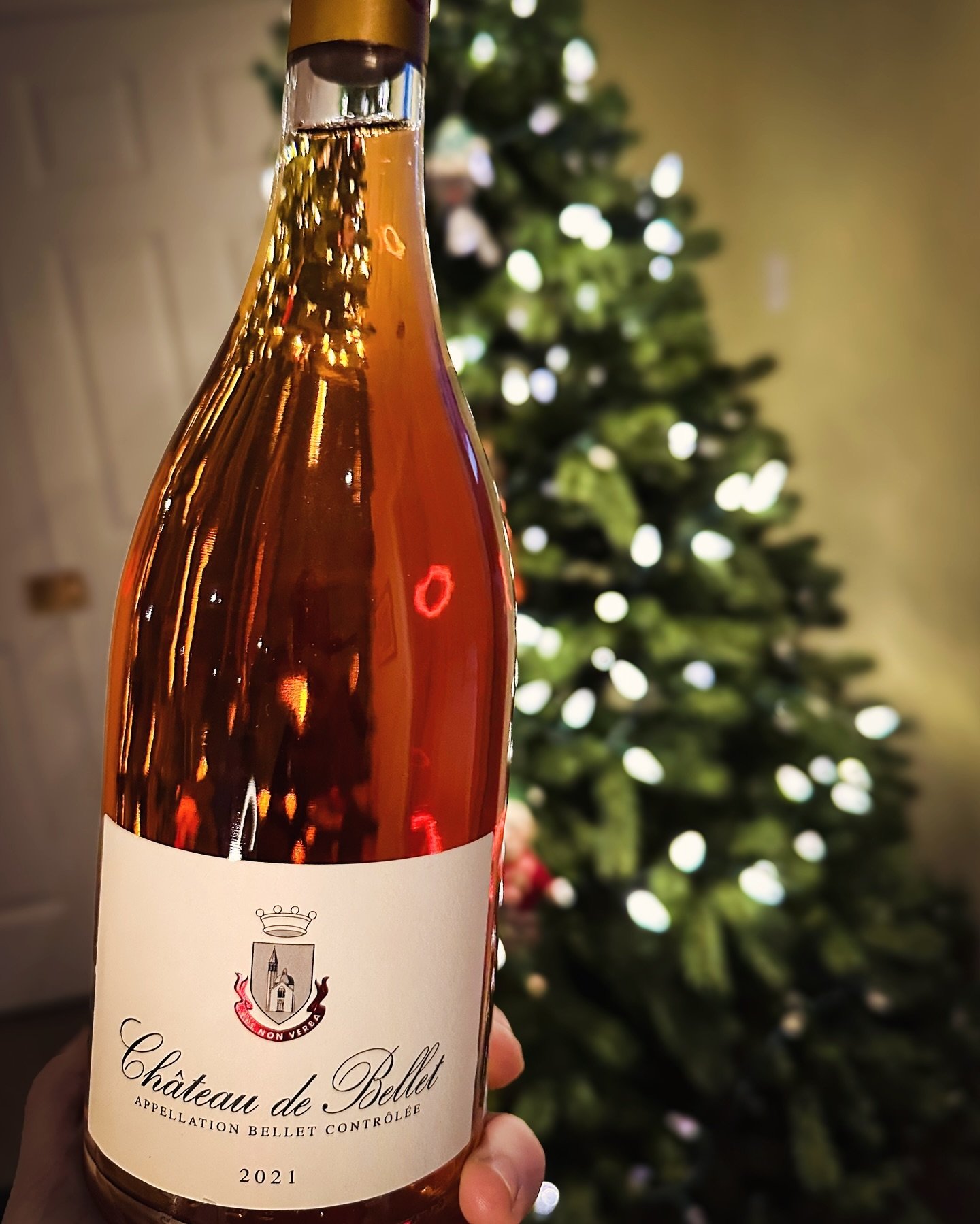 Ajoutez une touche d&rsquo;&eacute;l&eacute;gance &agrave; vos f&ecirc;tes de fin d&rsquo;ann&eacute;e avec le Ch&acirc;teau de Bellet Ros&eacute;. Ses ar&ocirc;mes d&eacute;licats de fruits rouges et son raffinement m&eacute;diterran&eacute;en en fo