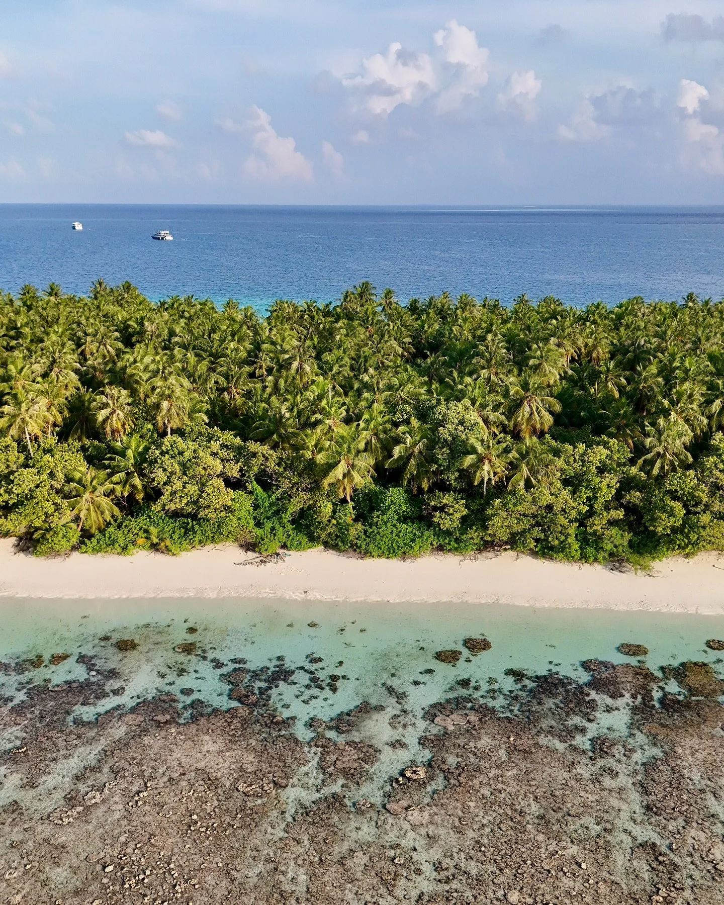 Low Tides &amp; Tropical Vibes 
🏨 @AkiriDhigurah
📷 @meet.maren
🗺️ #Dhigurah, #Maldives