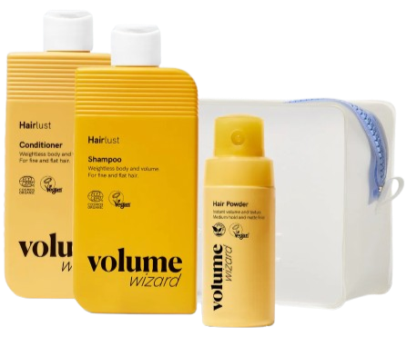 Trois bouteilles de produits capillaires jaunes avec étiquettes noires pour shampooing, conditionneur et poudre capillaire, accompagnées d'une serviette ou pochette blanche et bleue