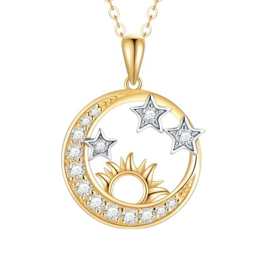 Pendentif en or avec deux étoiles argentées ornées de diamants entourant un soleil stylisé et une lune entourée de pierres brillantes, suspendu à une chaîne