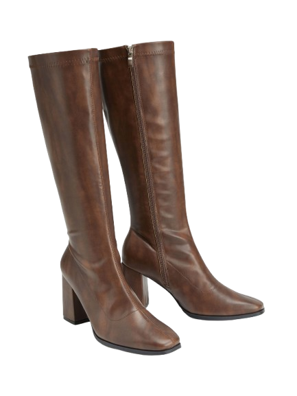 Bottes en cuir marron à talons hauts.