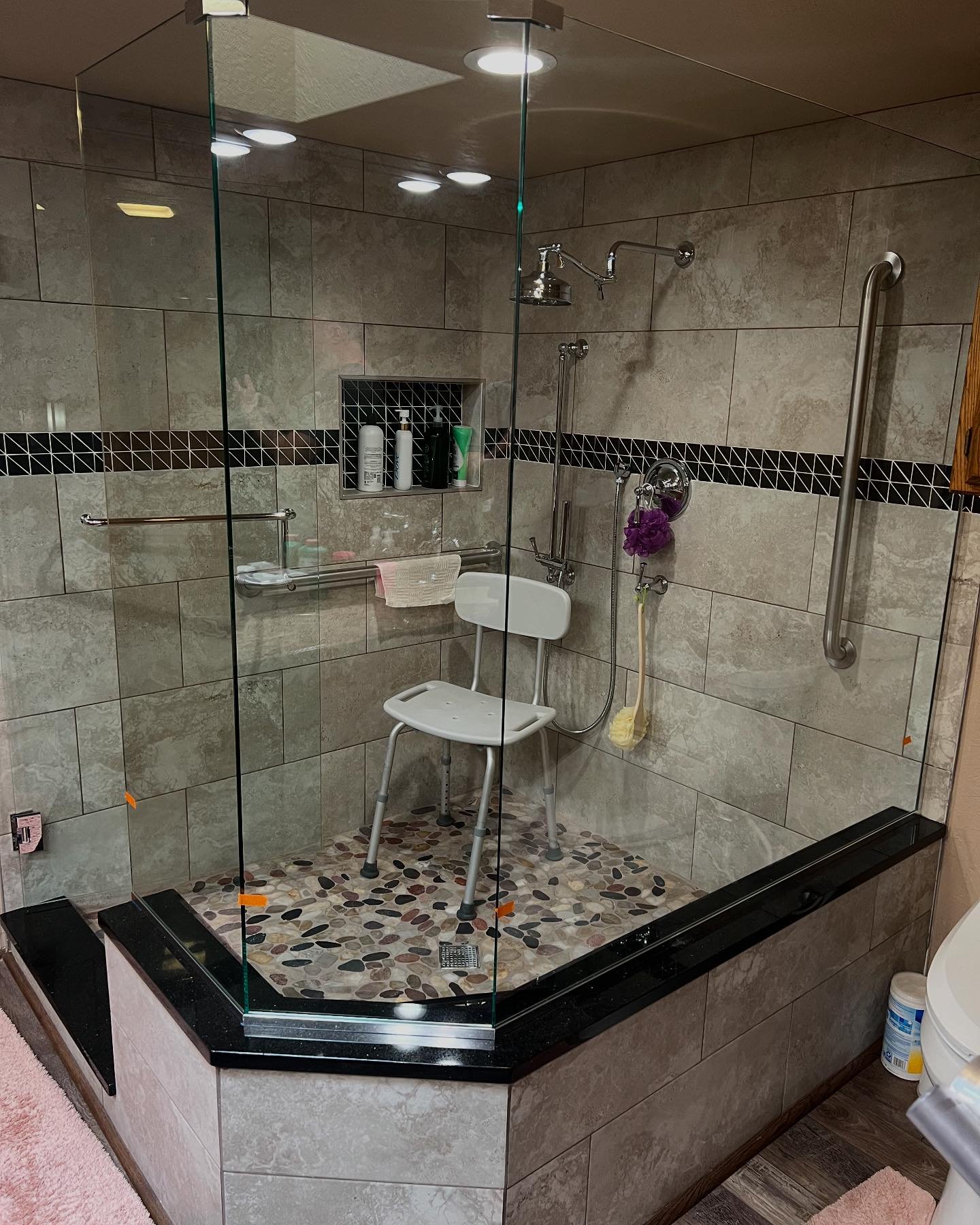 Added some decorative film the glass shower 

#glassshower #decorativefilm #privacy #enidok #bedistinct
