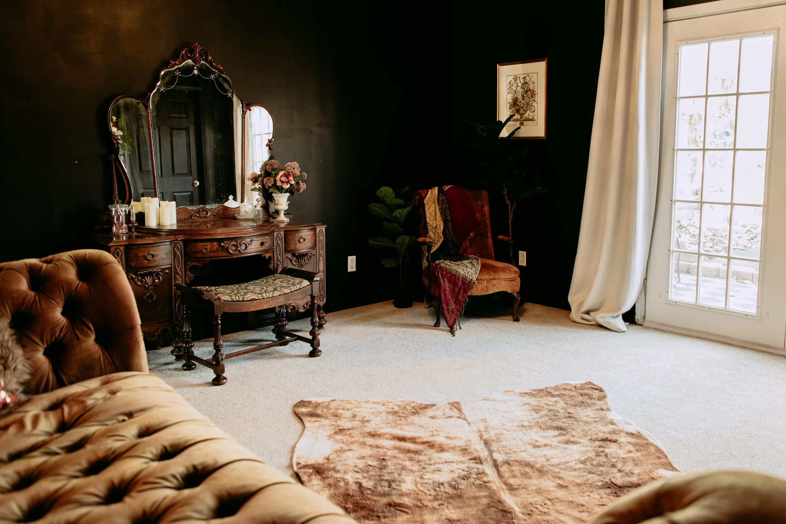 When you enter the black bedroom, there is an instant feeling of glamour and romance. The comfortable queen size bed and blackout curtains are the perfect combination to make sure you rest comfortably. From the antique vanity to the floor mirror, the
