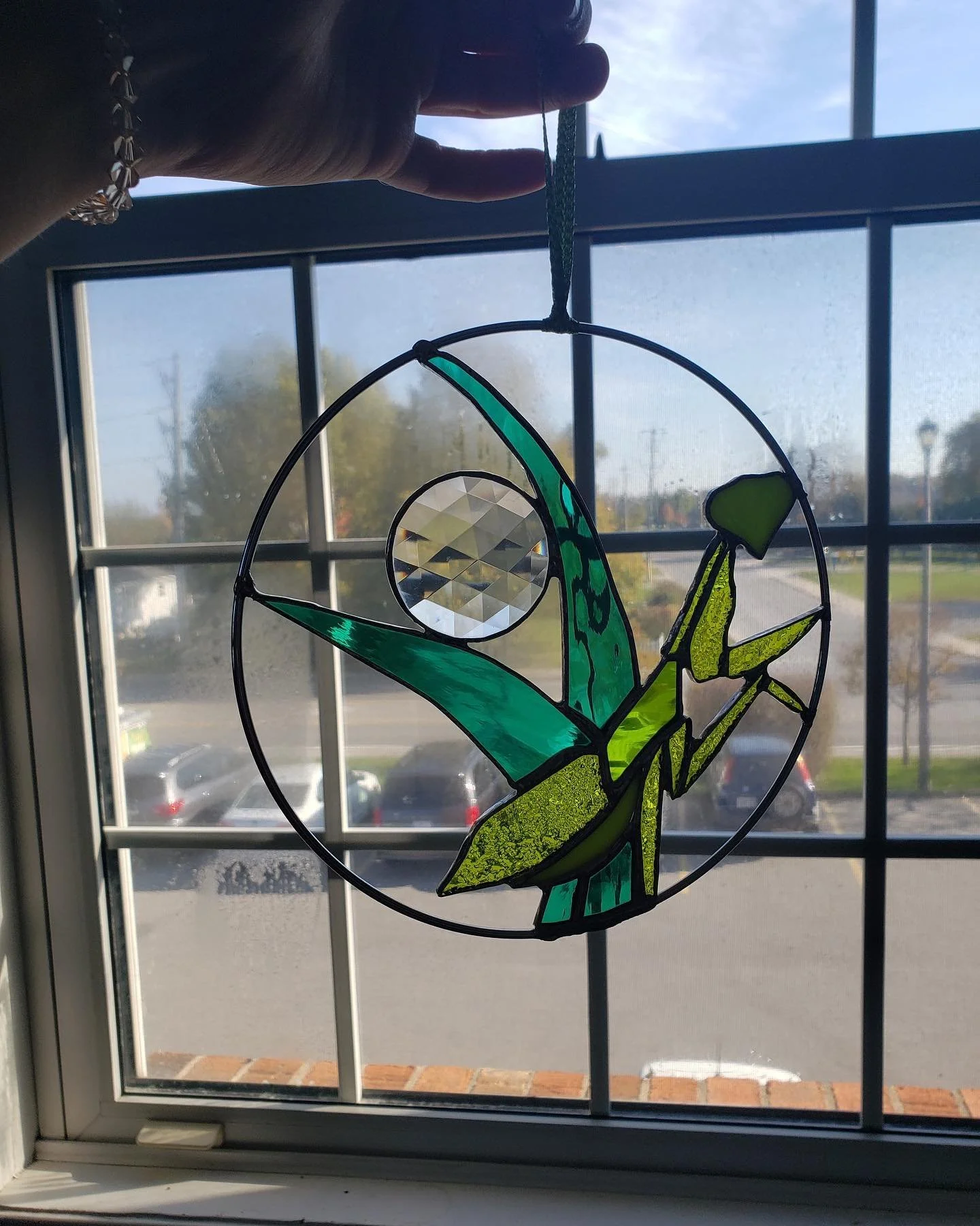 Ain’t she pretty! π #stainedglass #glassart #prayingmantis