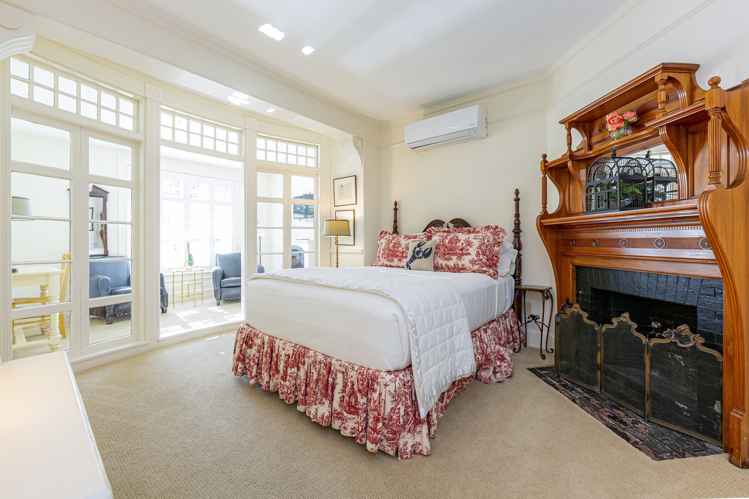 The decor of this newly renovated elegant suite showcases traditional casual furnishings, luxurious Queen bed and exclusive 600TC sheets.