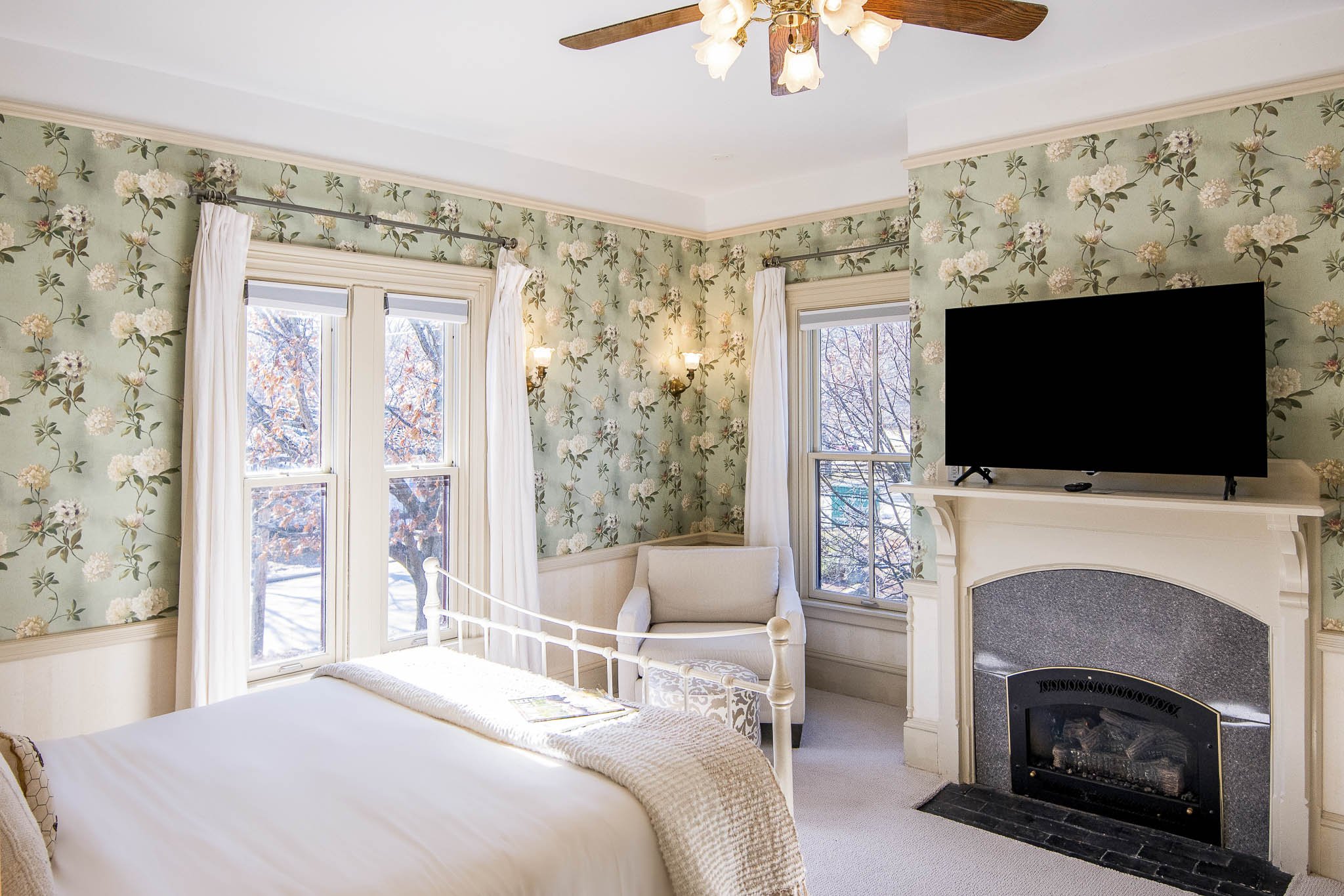Primrose Inn Room 1.jpg