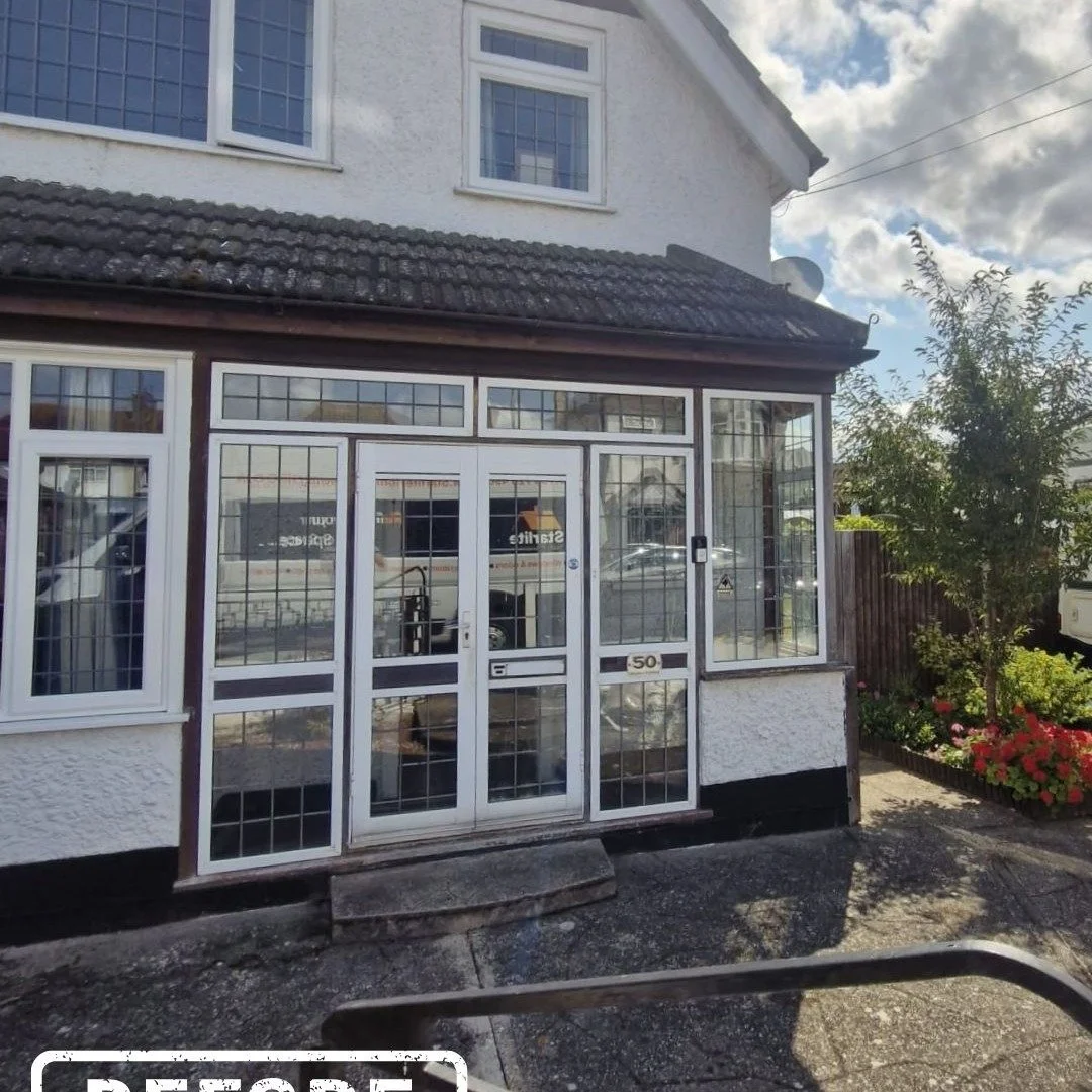 🚪✨ Porch glow-up alert! ✨🚪
From tired aluminium &amp; leaded glass ➡️ to a brand new Augusta composite door with side panels + fresh pebble-dash finish 💪

Now this home has style, security &amp; serious kerb appeal 🙌

👈 Swipe to see the full tra