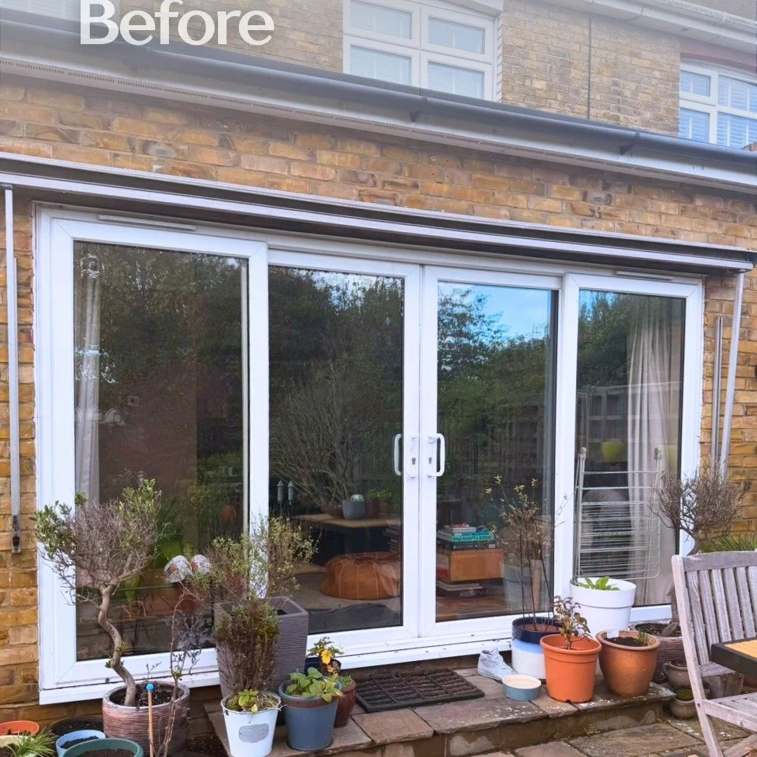 This is what happens when you stop thinking about doors&hellip;
and start thinking about space.

Old white sliders out.
Full width anthracite bifolds in.

Suddenly the garden isn&rsquo;t &ldquo;outside&rdquo; anymore.

Slim threshold.
Clean lines.
Na