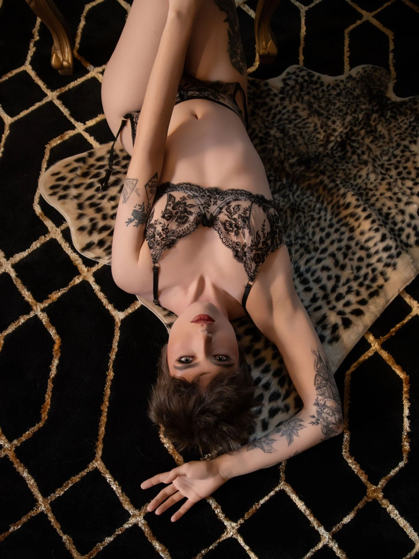 Bestie, the only thing standing between you and photos like THESE is that little voice in your head telling you that you could never pull this off.

Respectfully...

SHE'S A LIAR. 😂💋

You don't need to know how to pose.

You don't need to own fancy