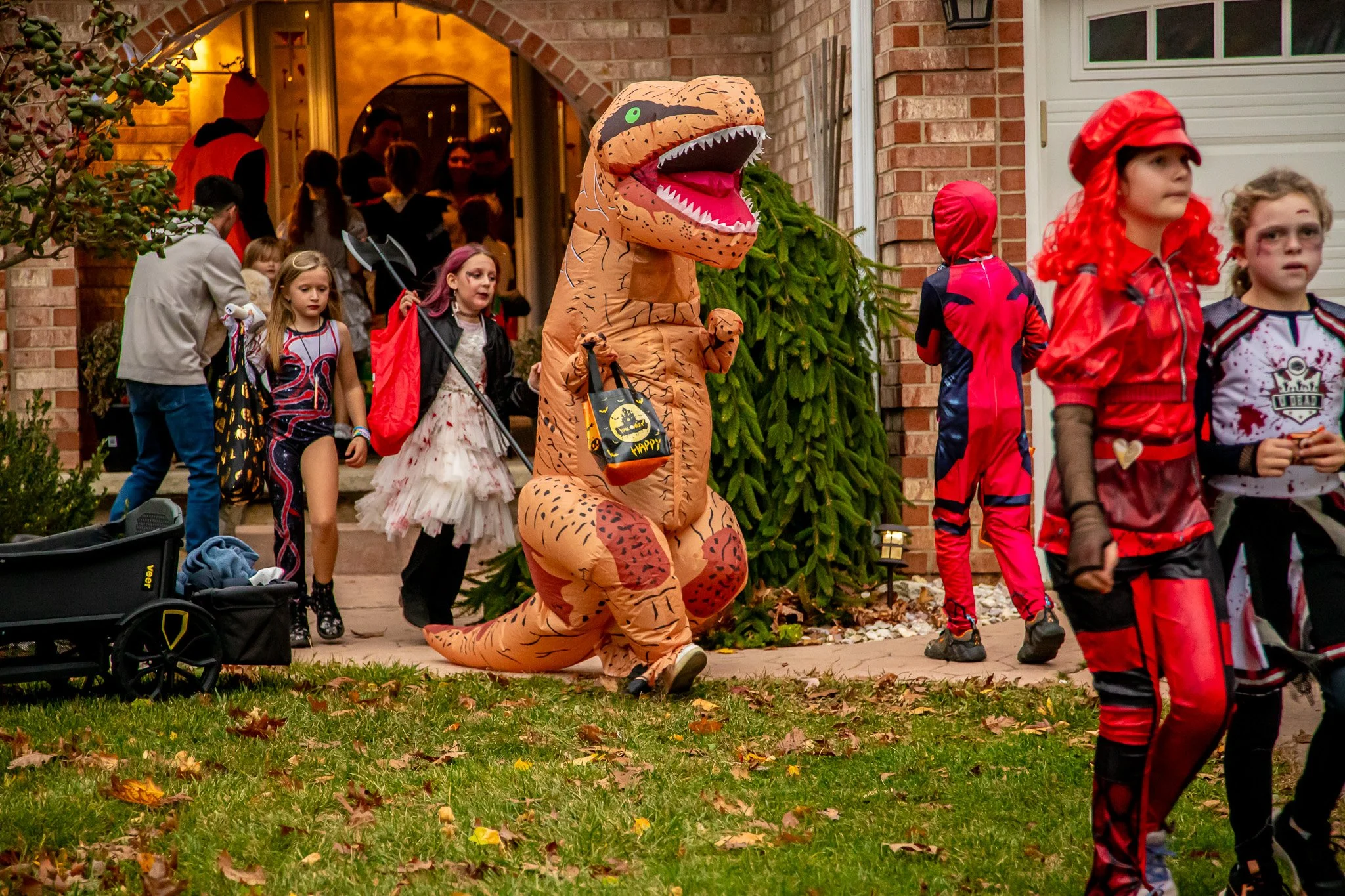 🎃👻 HAVE A SAFE &amp; HAPPY HALLOWEEN! 🕸️🦇
Halloween is full of spooky fun, but safety should never be scary! Whether you're trick-or-treating with the kids, handing out candy, or heading out for the evening, keep these 7 safety tips in mind:

🔦 