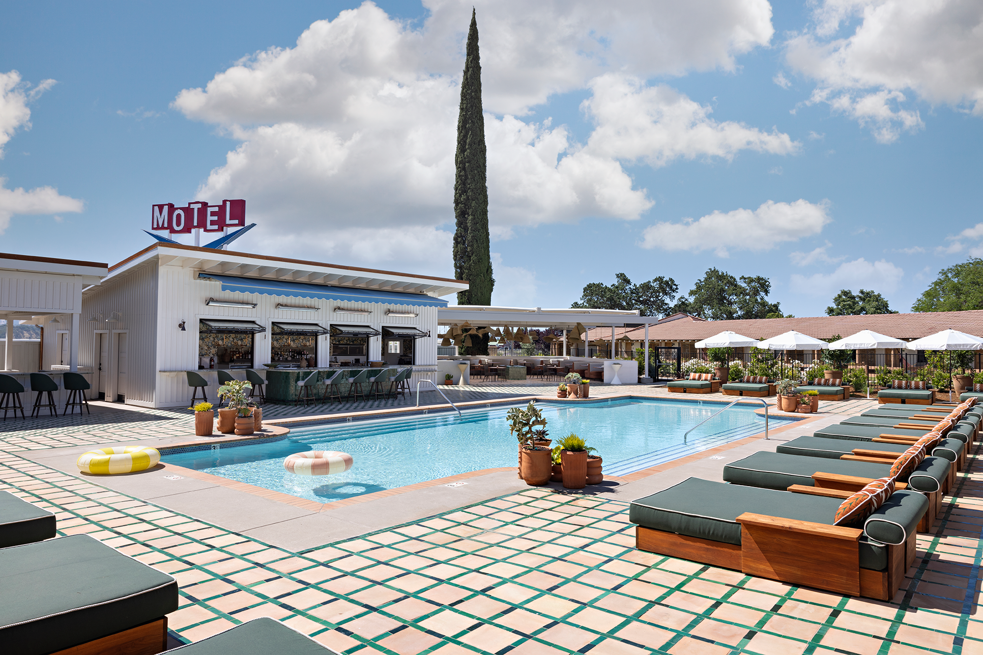 RiverLodge_Pool_Motel_Deco_KarynMillet_2024.webp