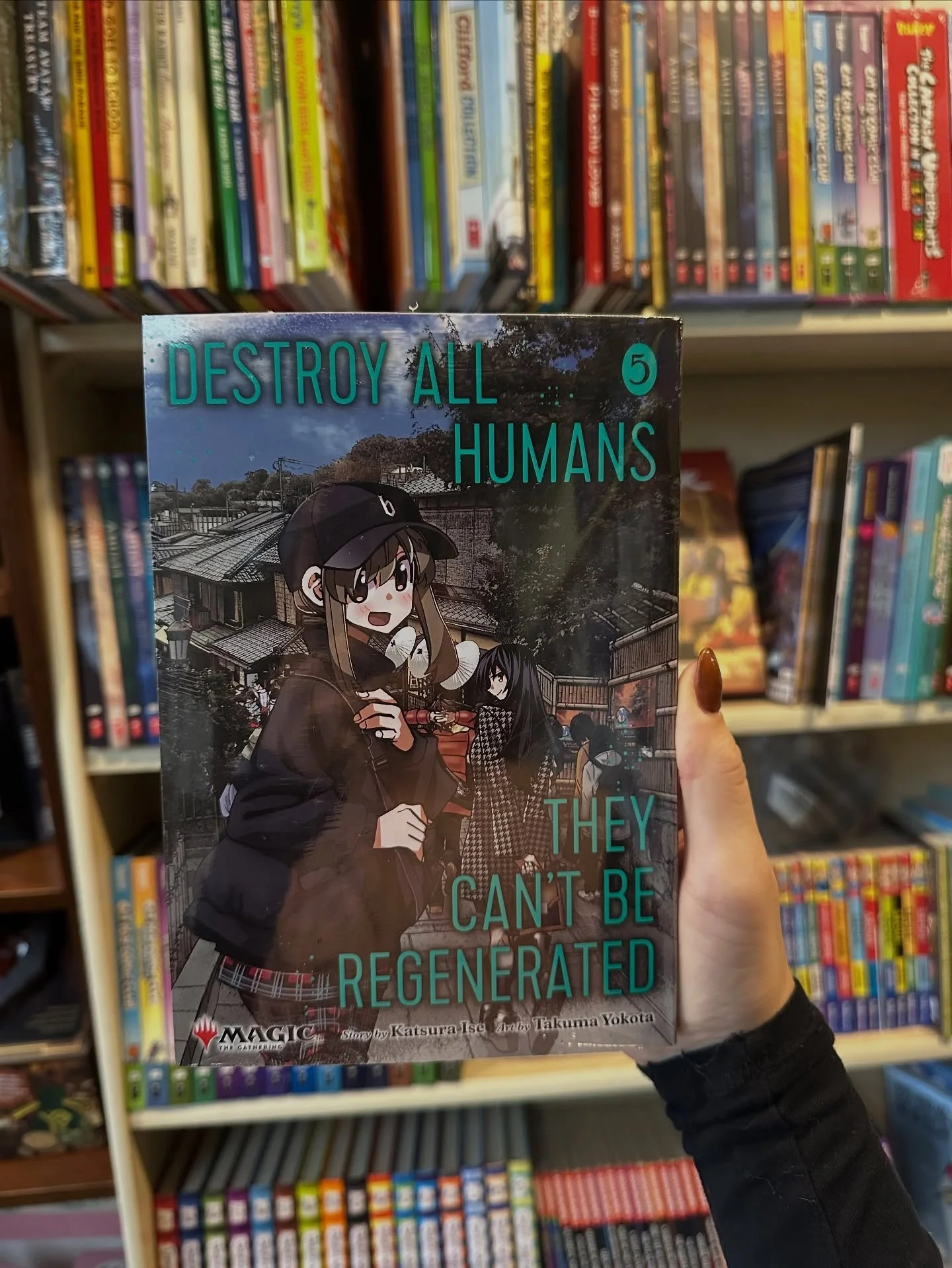 NEW Magic the Gathering Destroy All Humans Manga Vol 5 is out today! This awesome manga follows Hajime Kano, a middle school Magic player in 1999 Japan! Collect the manga and the exclusive Magic card inside 😎