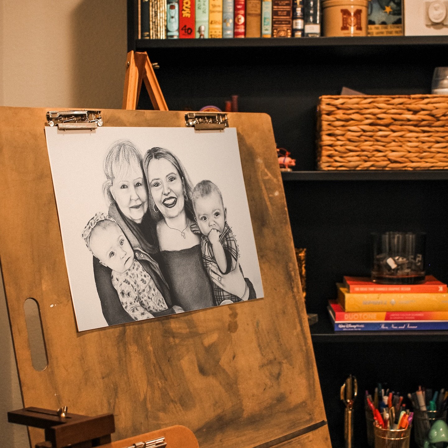 With a charcoal family portrait, I can merge multiple photos into one, bringing loved ones together. These pieces make such meaningful gifts and lasting memories! 🖤 
&bull;
I&rsquo;m booked until mid-March, so if you&rsquo;re wanting a drawing, DM m