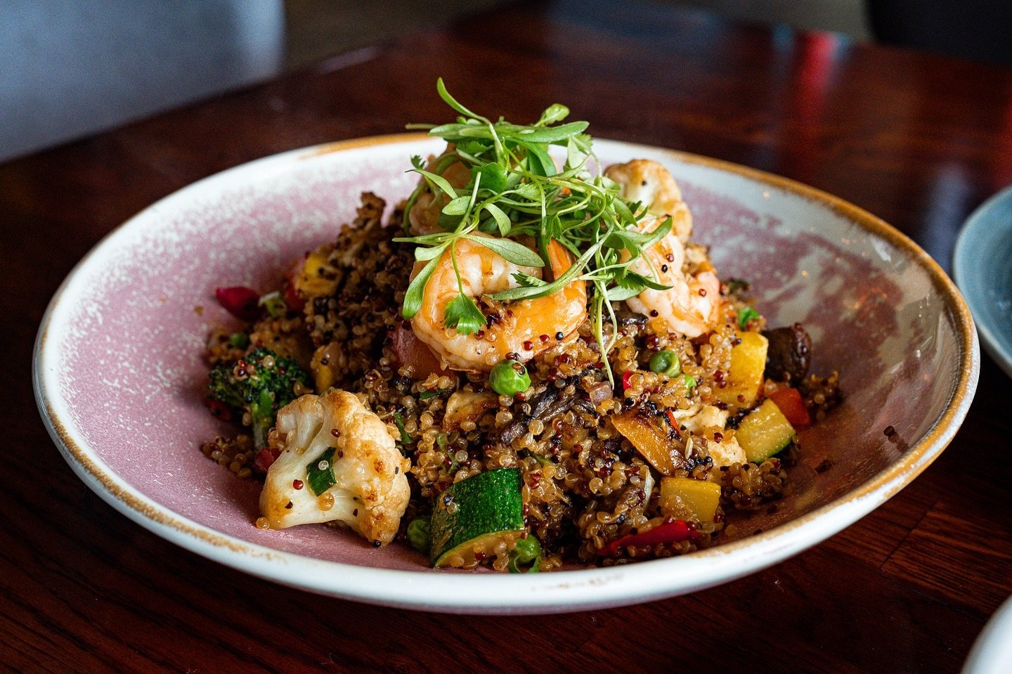 We know on weekdays you want to be healthier, and we got you! 😏 Try our Quinoa Chaufa with fresh veggies, with your choice of protein or have it fully #vegetarian, it tastes 🔥
.
.
.
#QuinoaChaufa #ChaufadeQuinoa #VegetarianFood #PeruvianCuisine #Pi