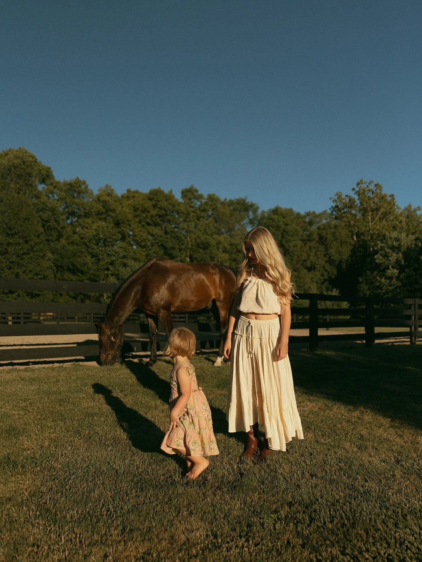 Re-sharing an old favorite of @kgmphotos_ and her sweet daughter! I&rsquo;m in desperate need of some sun and this picture definitely captures those warm, summer vibes🫶🏼🫶🏼