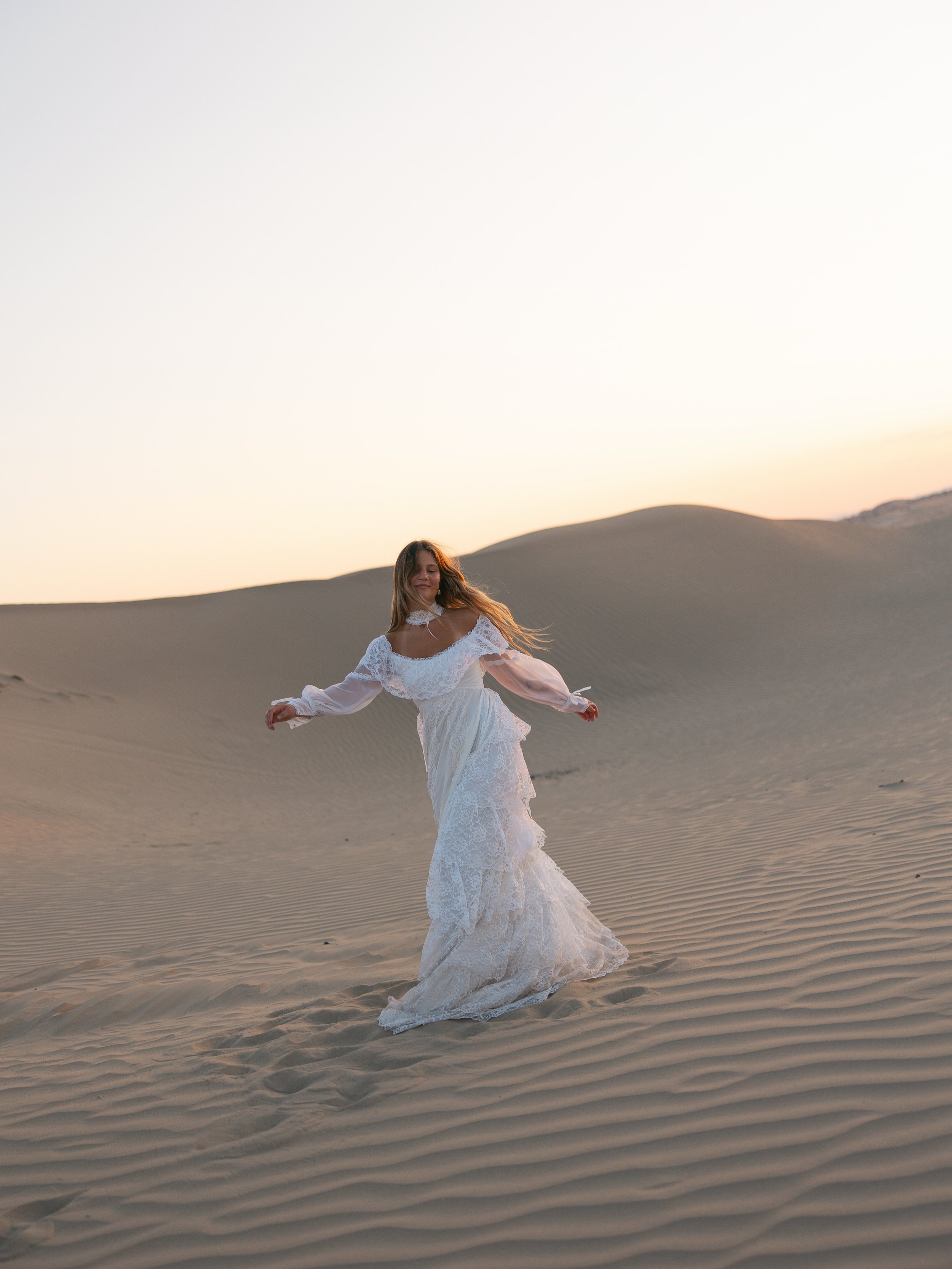 Yearning for the Utah sand dunes right about now. Can&rsquo;t believe it&rsquo;s been almost a year since I went to creative co. and took photos of so many fun concepts!!

#couplesphotographer #midwestweddingphotographer #couplesphotoshoot #utahphoto
