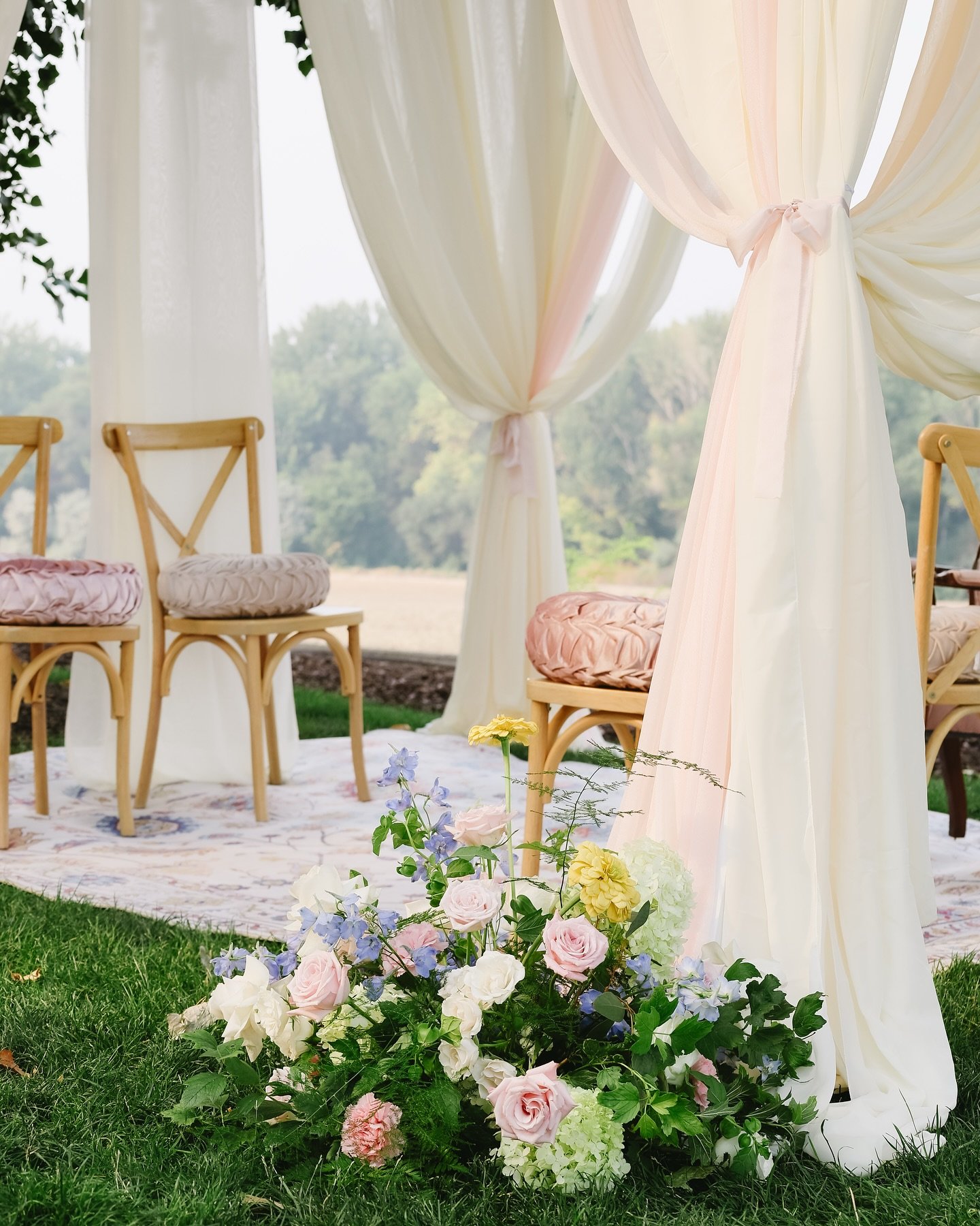 Ceremony details ✨

Vendor team: 
Planner: @rhymeandreasonevents 
Photo/video: @lalin.camera @mbdash.production
2nd shooters: @korieparephoto @fha.photo
DJ: @djdavesmobilediscjockey 
Venue: @deerflatranch 
Breakfast/dinner: @bombaygrillboise 
Lunch: 