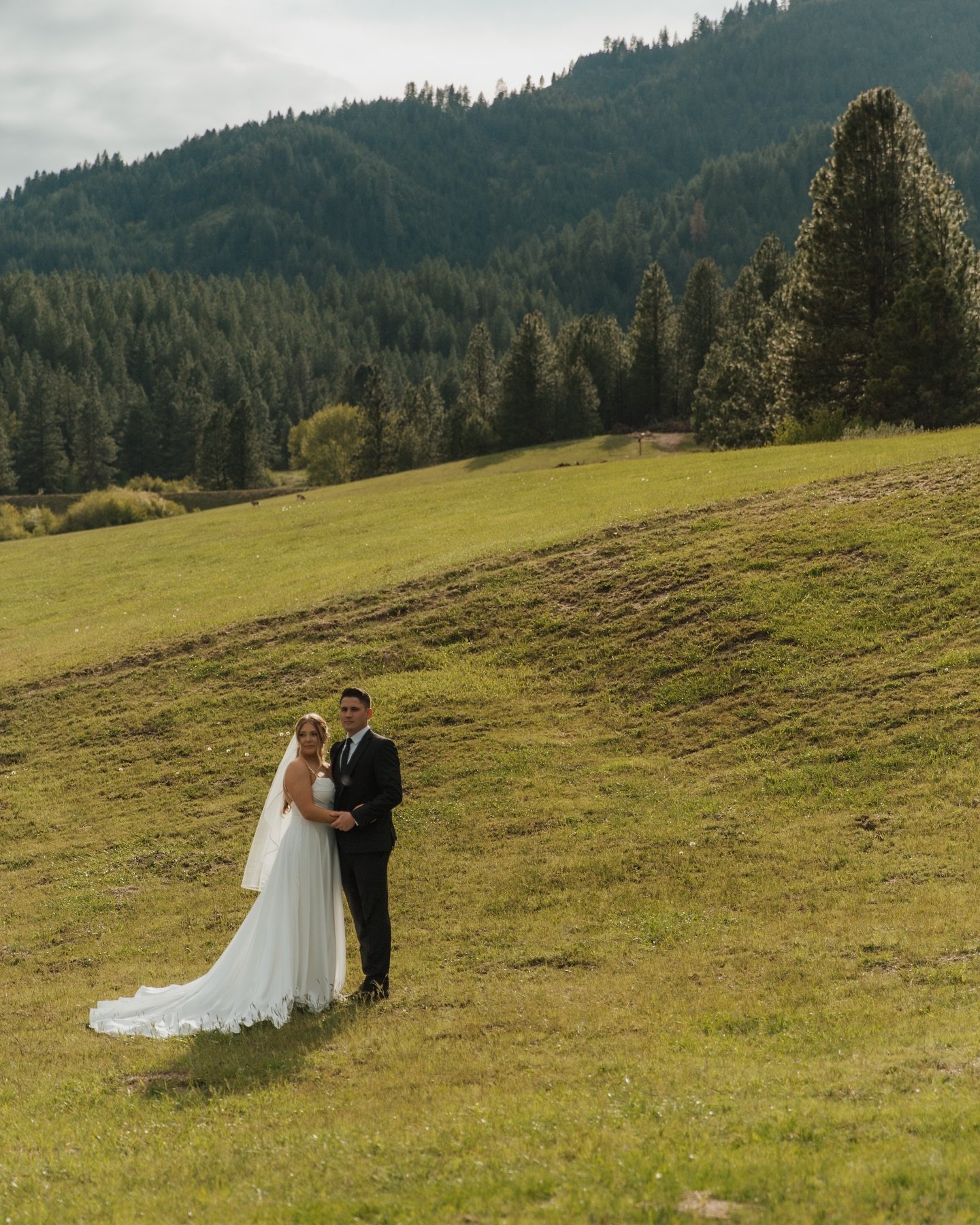 Nature at its finest &mdash; breathtaking views and a touch of magic. Spotted three deer roaming freely across the property. Such a peaceful, unforgettable day. ✨

The talented VENDOR TEAM who made this happen&hellip;
Planner:&nbsp;@rhymeandreasoneve