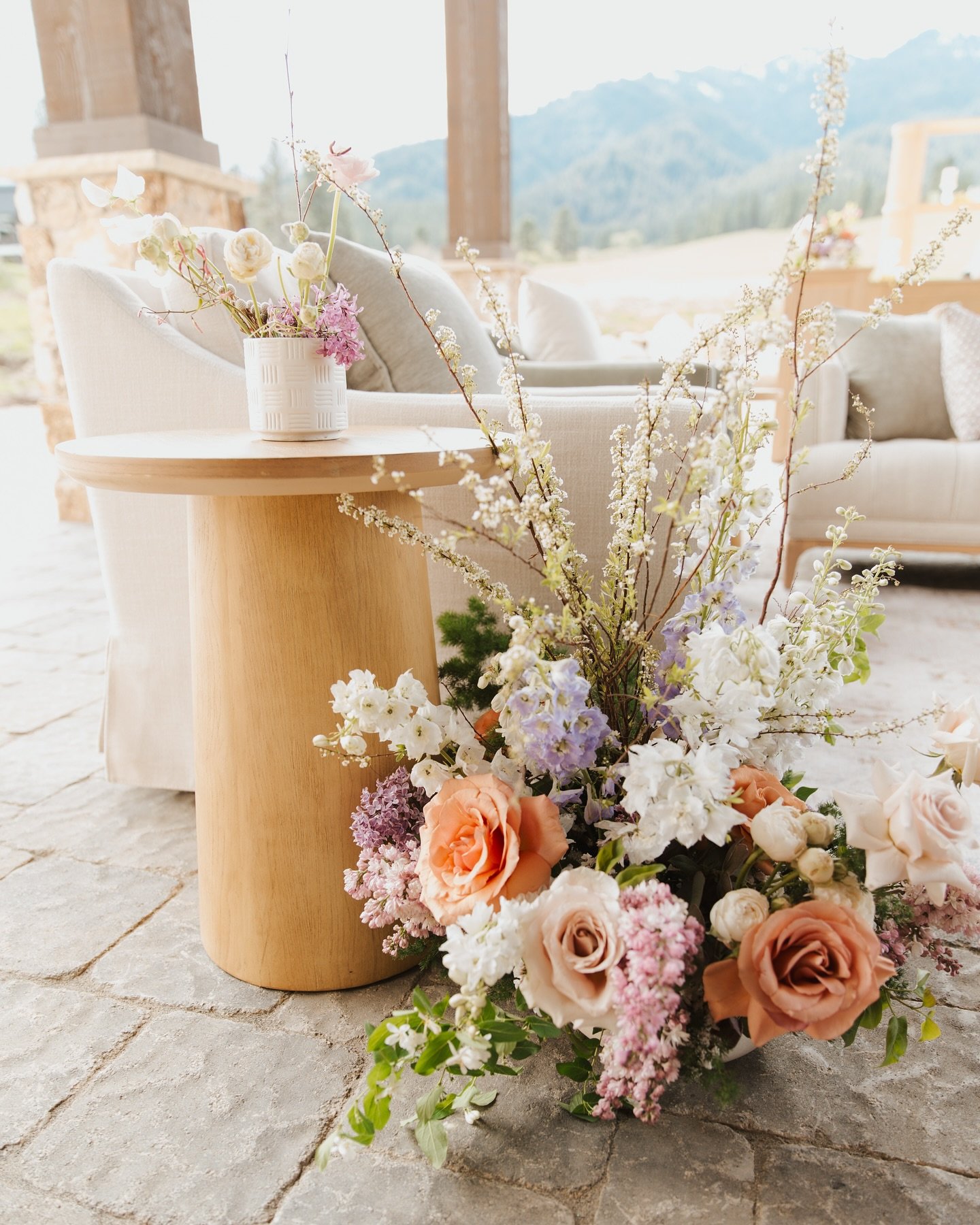 Cozy vibes meet celebration central 🥂💍

A stylish bar and lounge setup isn&rsquo;t just a backdrop&mdash;it&rsquo;s an experience. It gives your guests a place to sip, laugh, and connect, turning your wedding into an unforgettable night of warmth, 