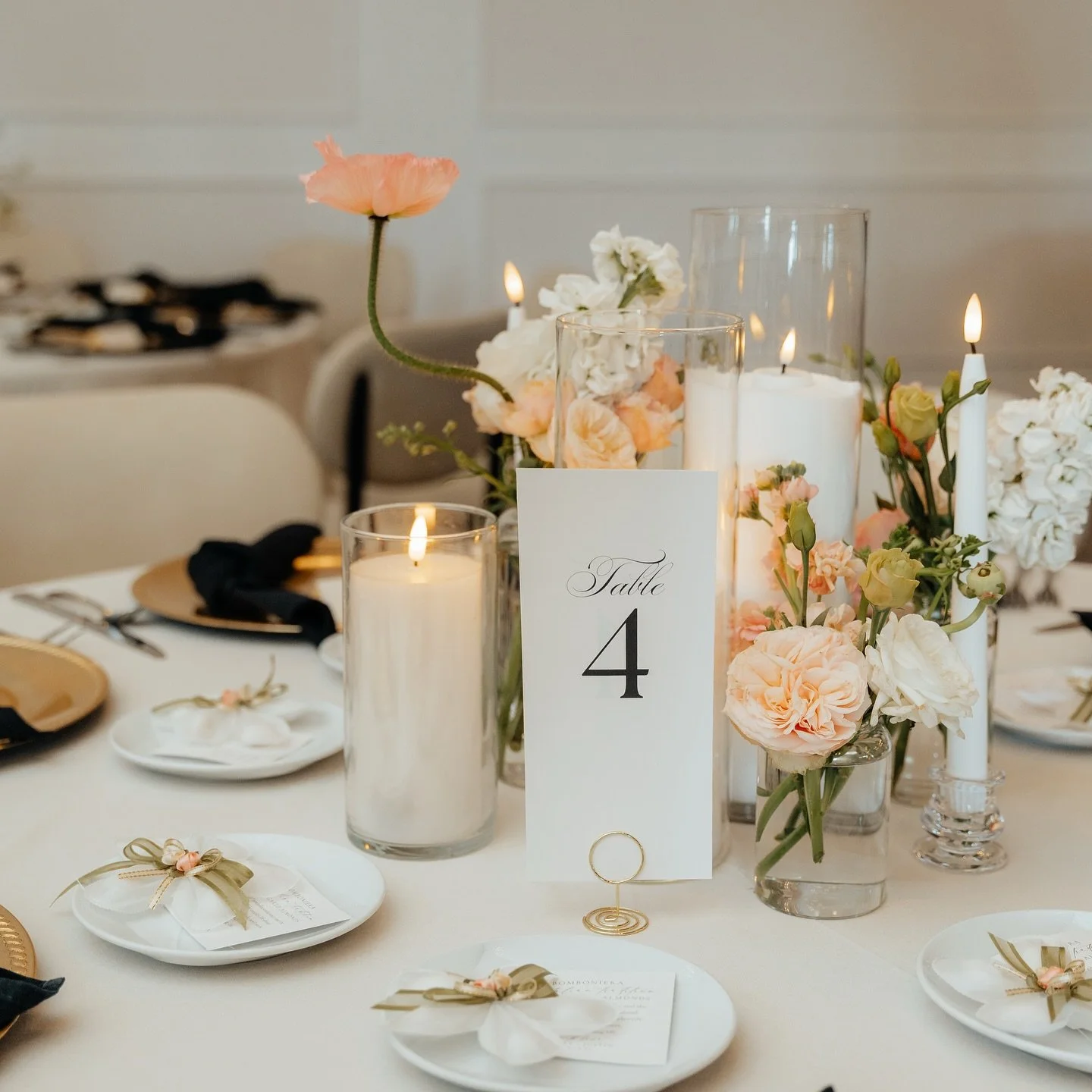 Still gushing over these florals by @bouquetlavie 🌷

Vendor team: 
Planner: @rhymeandreasonevents
DJ: @vciaudio 
Photobooth: @boisefunbox 
Photo: @lauren.rosephotography 
Florist: @bouquetlavie 
Reception/Catering/Bar: @hotelrenegade 
Transportation