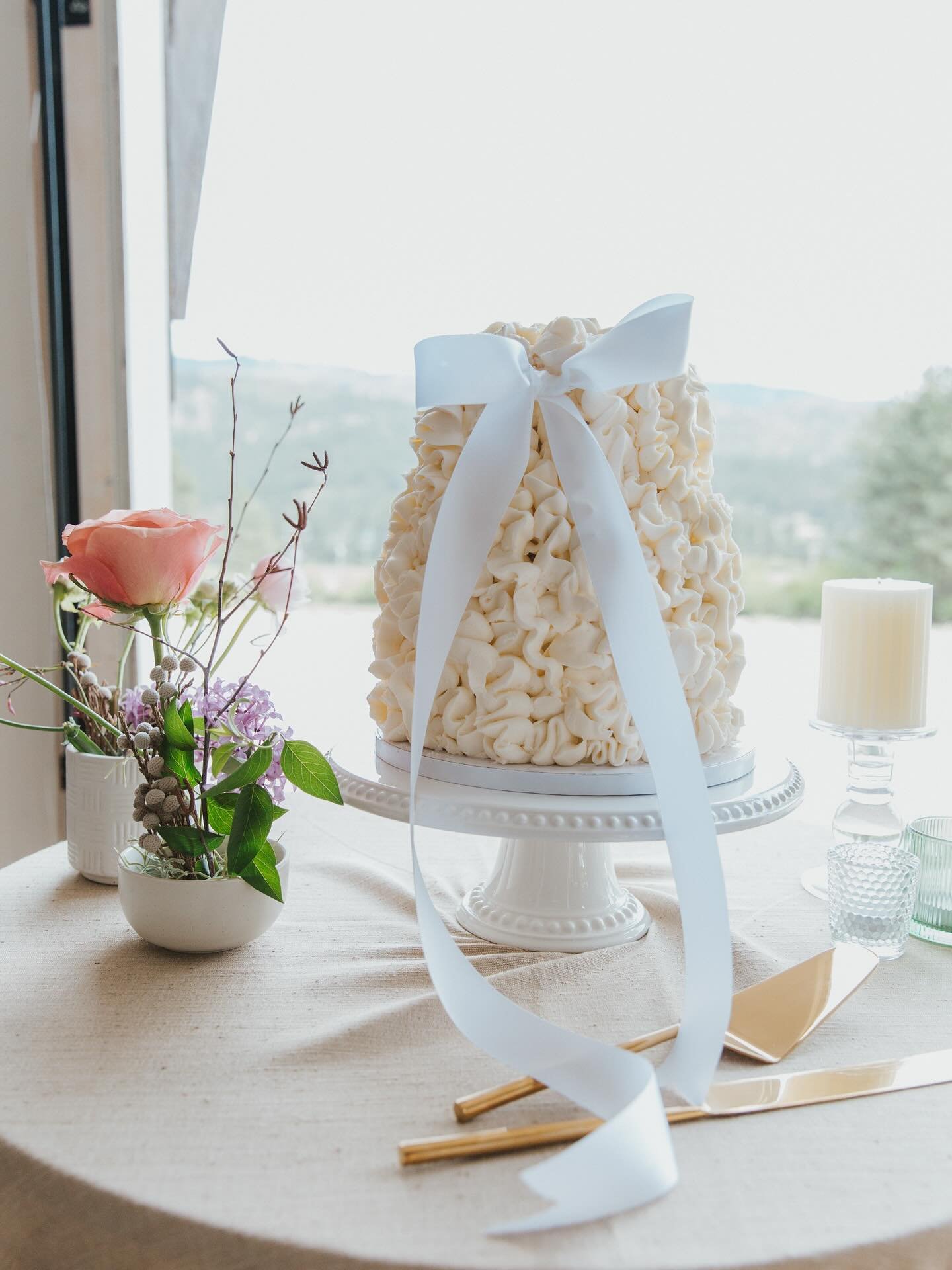 Forever amazed by @honey.bakes.cakery &lsquo;s creations! 🍰 

Vendor Team:
Planner:&nbsp;@rhymeandreasonevents
Florist:&nbsp;@soulflowerdesignstudio
Photographer:&nbsp;@lexiecphoto
Videographer:&nbsp;@lilymariefilms
Stationary:&nbsp;@wildberrypapers