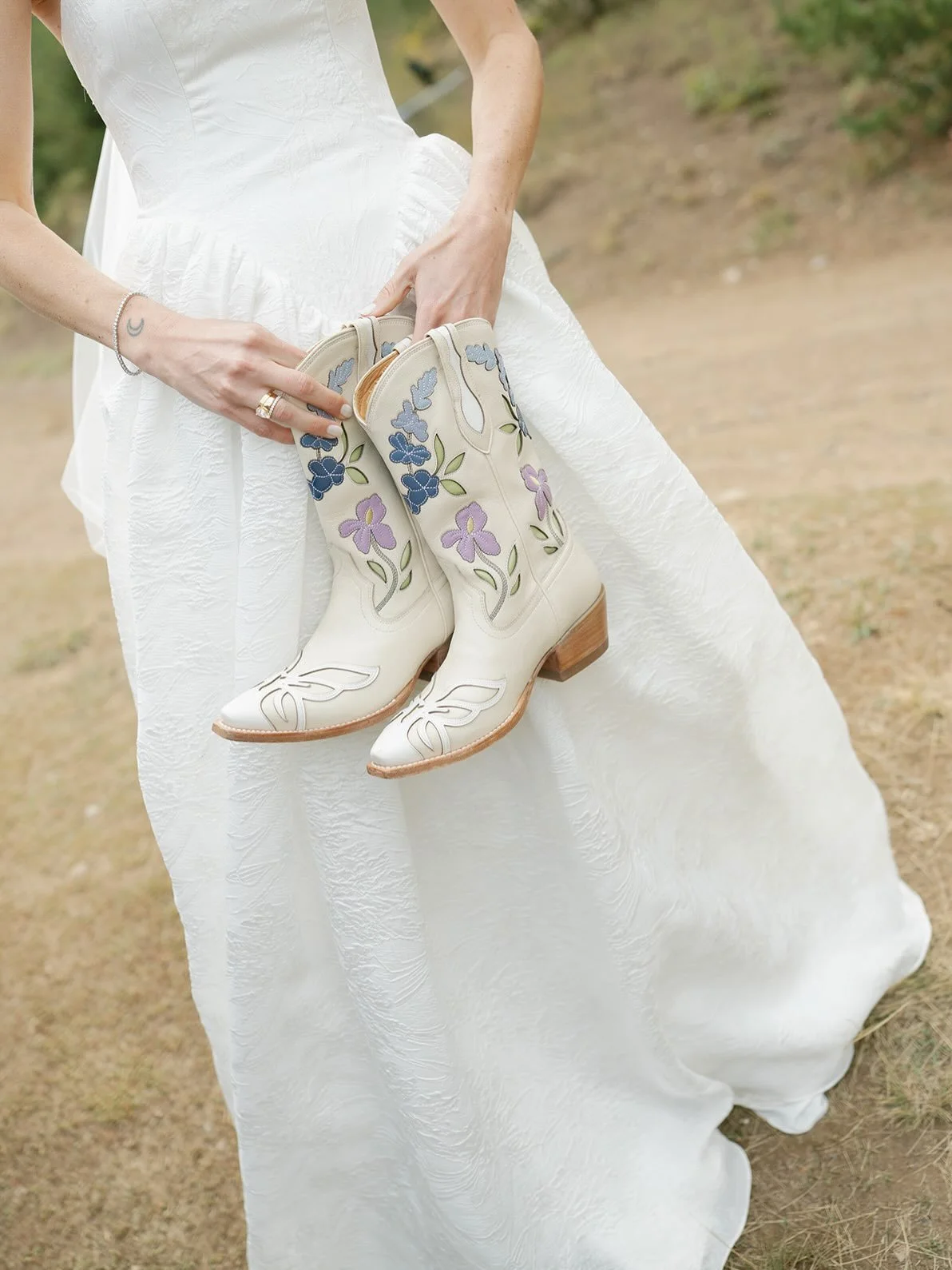 A moment for the boots along with all the other beautiful details for this special day 🥰

Vendor team:
Coordination - @rhymeandreasonevents 
Photo - @ninalorenzphoto 
Video - @lilymariefilms 
Venue, catering, bar and desserts - @galenalodge 
Cake - 