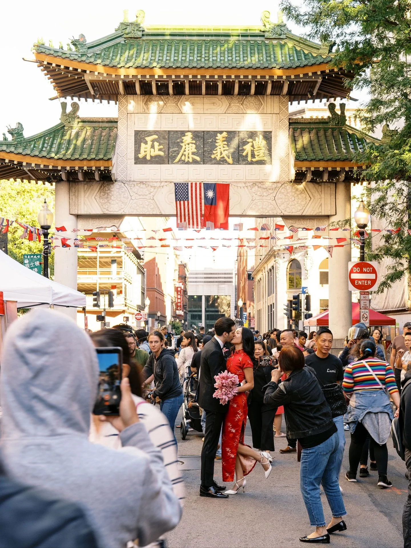 9.20.25 | Lan &amp; John ✨

We got some sneakssss back! 👀 Wearing her mother&rsquo;s wedding dress for the tea ceremony, we paused time for a kiss in the middle of Chinatown &mdash; a bridge between generations and new beginnings &hearts;️

Venue: @
