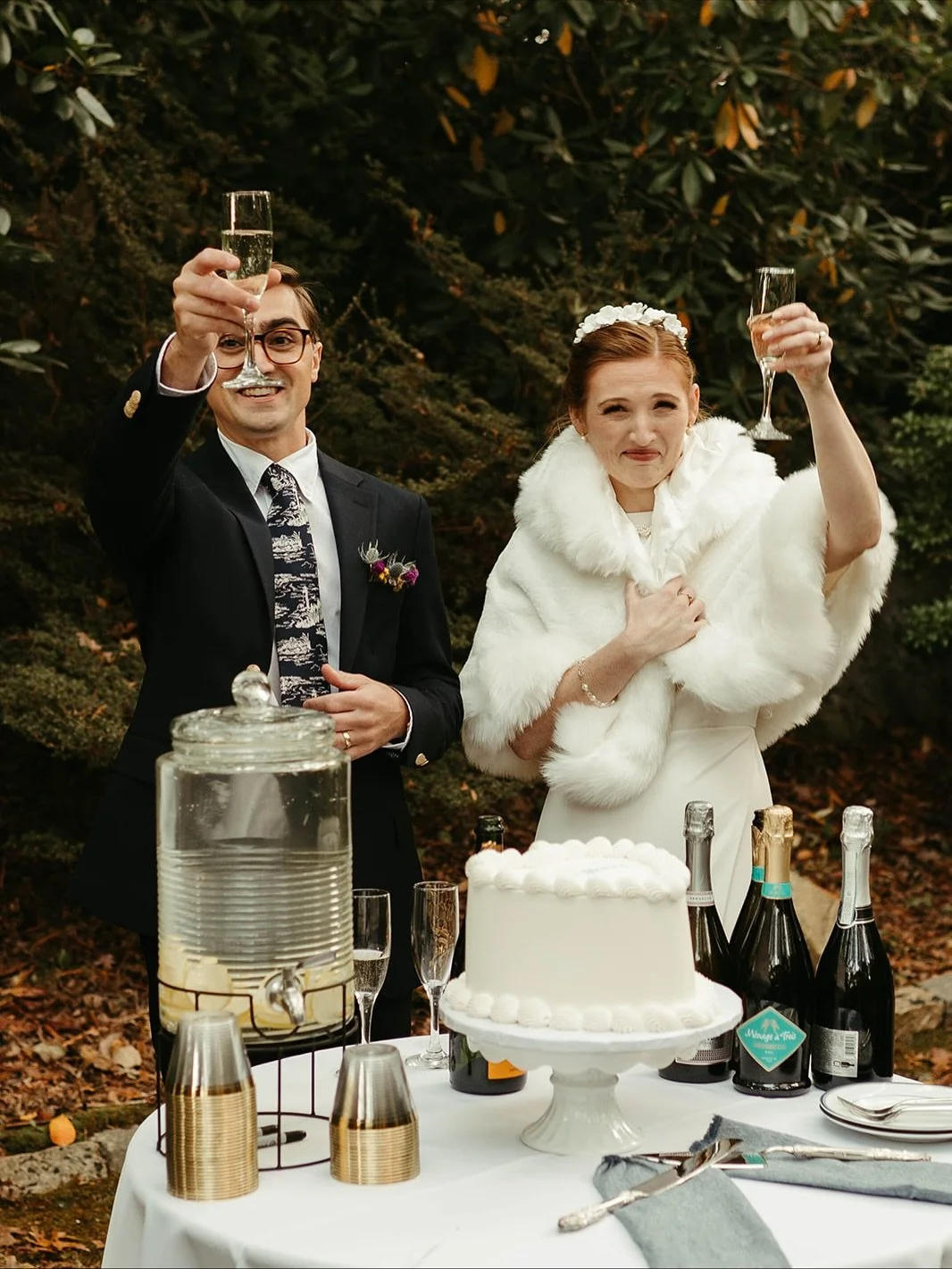 To all future brides - let this be your sign not to shy away from late fall or winter weddings. I mean&hellip; do you see this FUR SHAWL?!

Venue: @landfall46 
Ceremony: @spohrgardens 
Planner: @rosandco.weddings 
Photographer: @rprophoto 
Florist: @