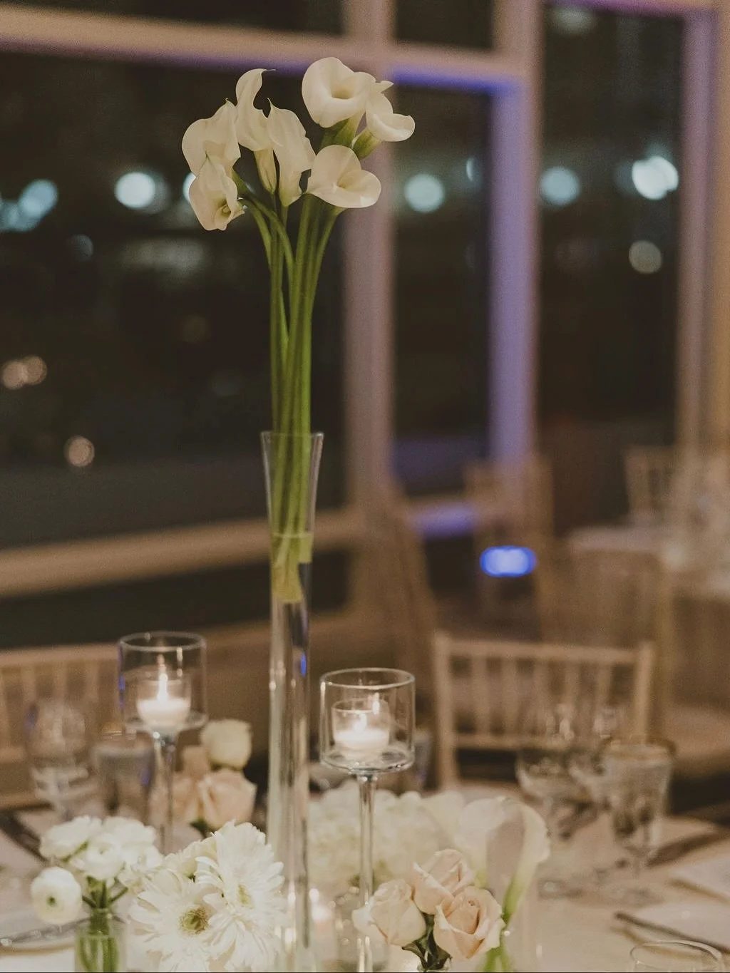 Olivia &amp; Oliver&rsquo;s gorgeously classic wedding proves that timeless will always be in style. 🤍

The bride dreamed of simple colors, elegant blooms, and warm candlelight and we brought it to life with a white and navy palette, calla lilies, c